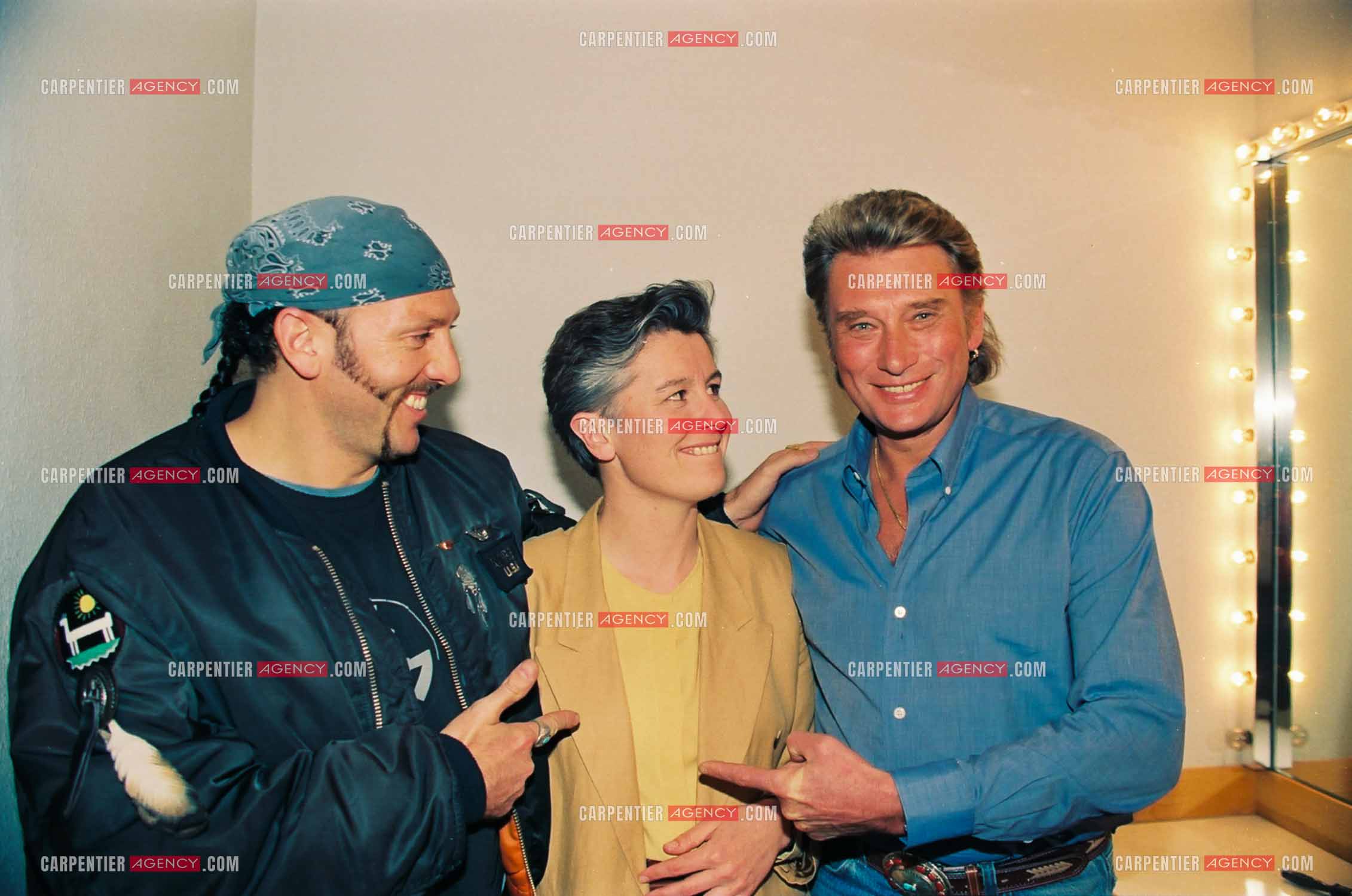 Sortie de l'album de Johnny Hallyday " ÇA NE CHANGE PAS UN HOMME " invité sur le plateau de CANAL +. Dans la loge, Hervé Lewis ( coach sportif de Johnny ) Annie Lemoine et Johnny Hallyday. ( Exclusif )