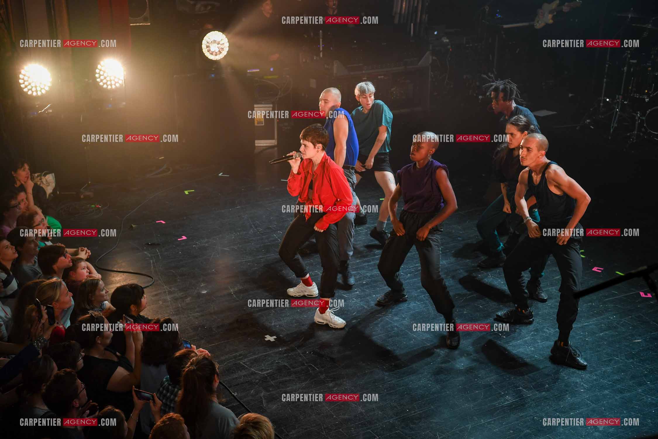 Concert au TRIANON “ POP-ROCK LIVE “ organisé par RTL2 le 05 Octobre 2018 à Paris. La chanteuse Christine and the Queens et ses danseurs face au public.  ( Exclusif )