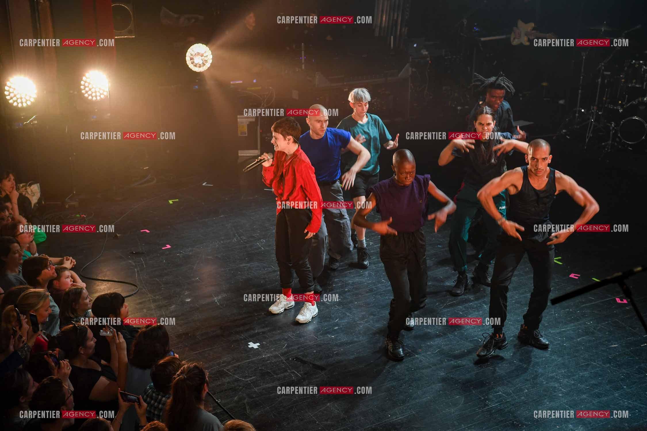 Concert au TRIANON “ POP-ROCK LIVE “ organisé par RTL2 le 05 Octobre 2018 à Paris. La chanteuse Christine and the Queens et ses danseurs face au public.  ( Exclusif )