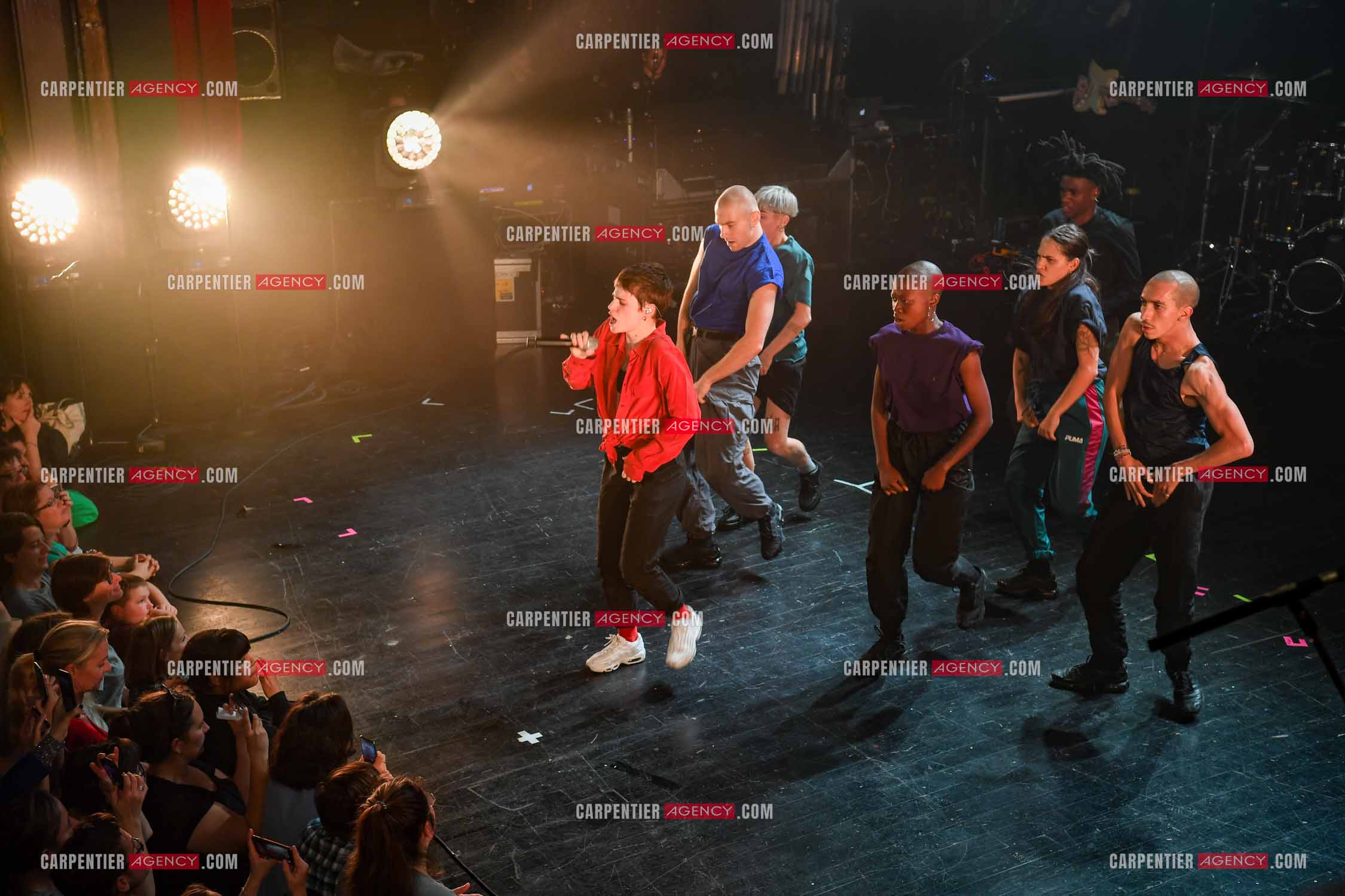 Concert au TRIANON “ POP-ROCK LIVE “ organisé par RTL2 le 05 Octobre 2018 à Paris. La chanteuse Christine and the Queens et ses danseurs face au public.  ( Exclusif )
