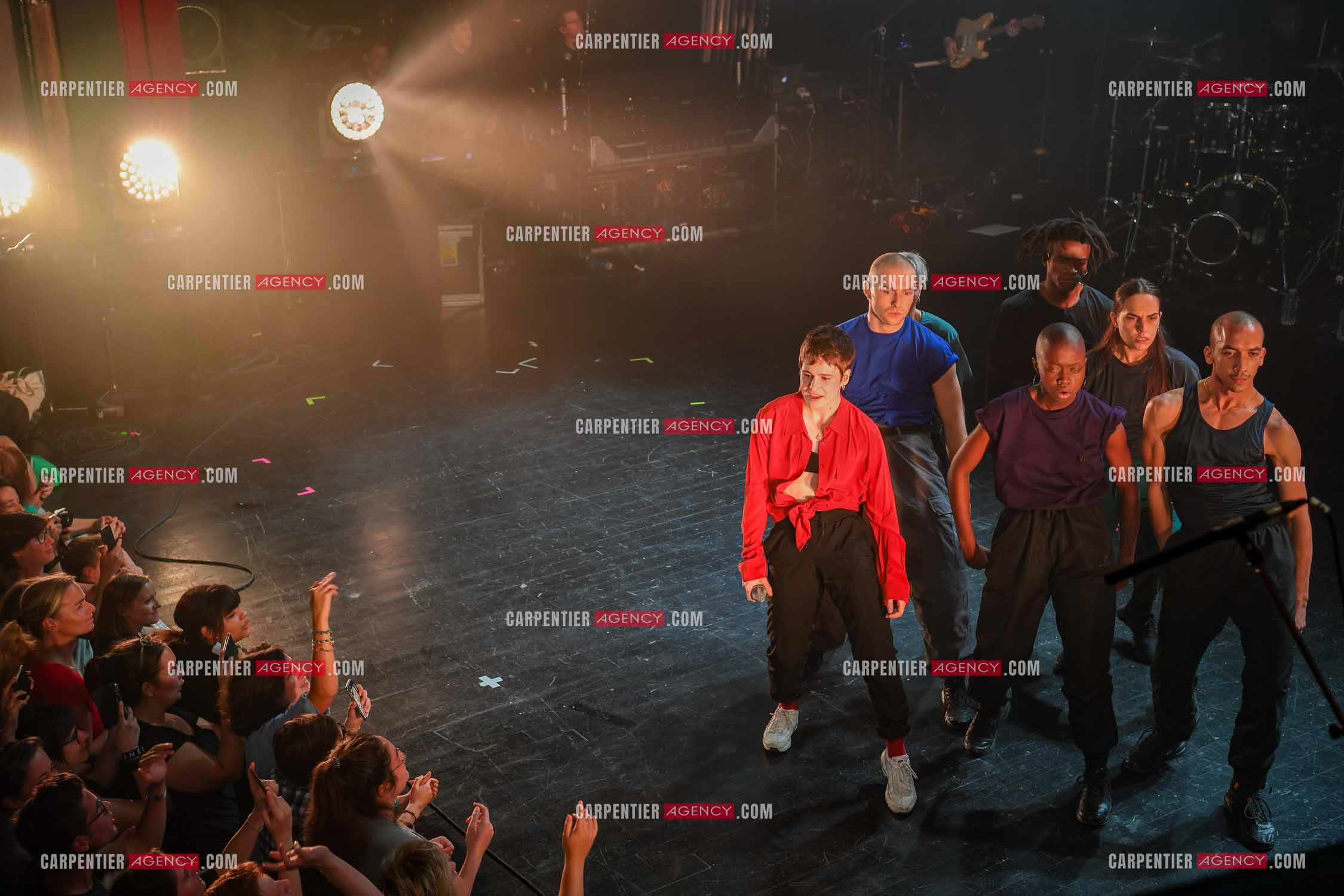 Concert au TRIANON “ POP-ROCK LIVE “ organisé par RTL2 le 05 Octobre 2018 à Paris. La chanteuse Christine and the Queens et ses danseurs face au public.  ( Exclusif )