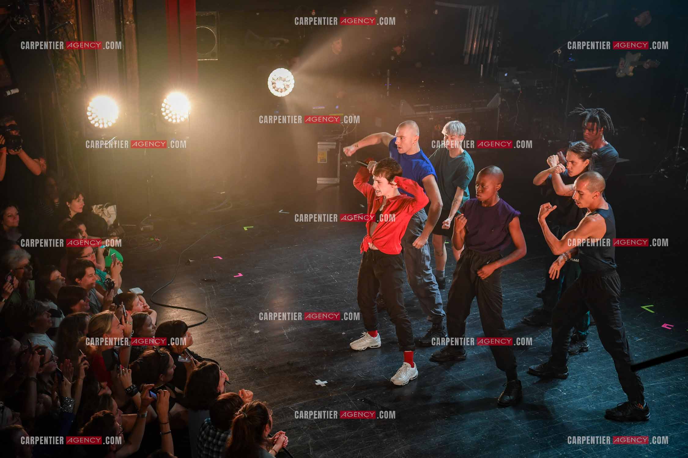 Concert au TRIANON “ POP-ROCK LIVE “ organisé par RTL2 le 05 Octobre 2018 à Paris. La chanteuse Christine and the Queens et ses danseurs face au public.  ( Exclusif )