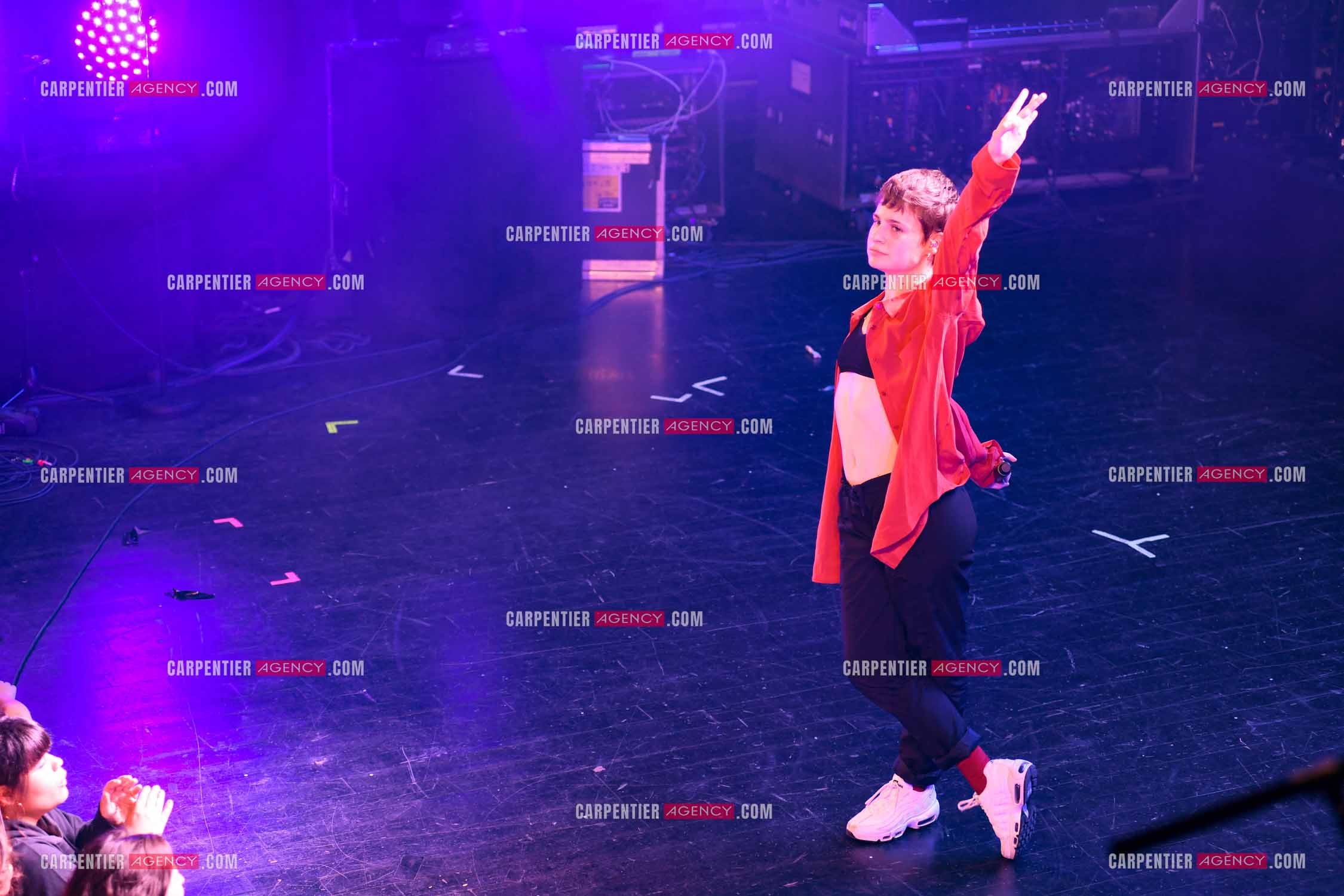 Concert au TRIANON “ POP-ROCK LIVE “ organisé par RTL2 le 05 Octobre 2018 à Paris. La chanteuse Christine and the Queens et ses danseurs face au public.  ( Exclusif )