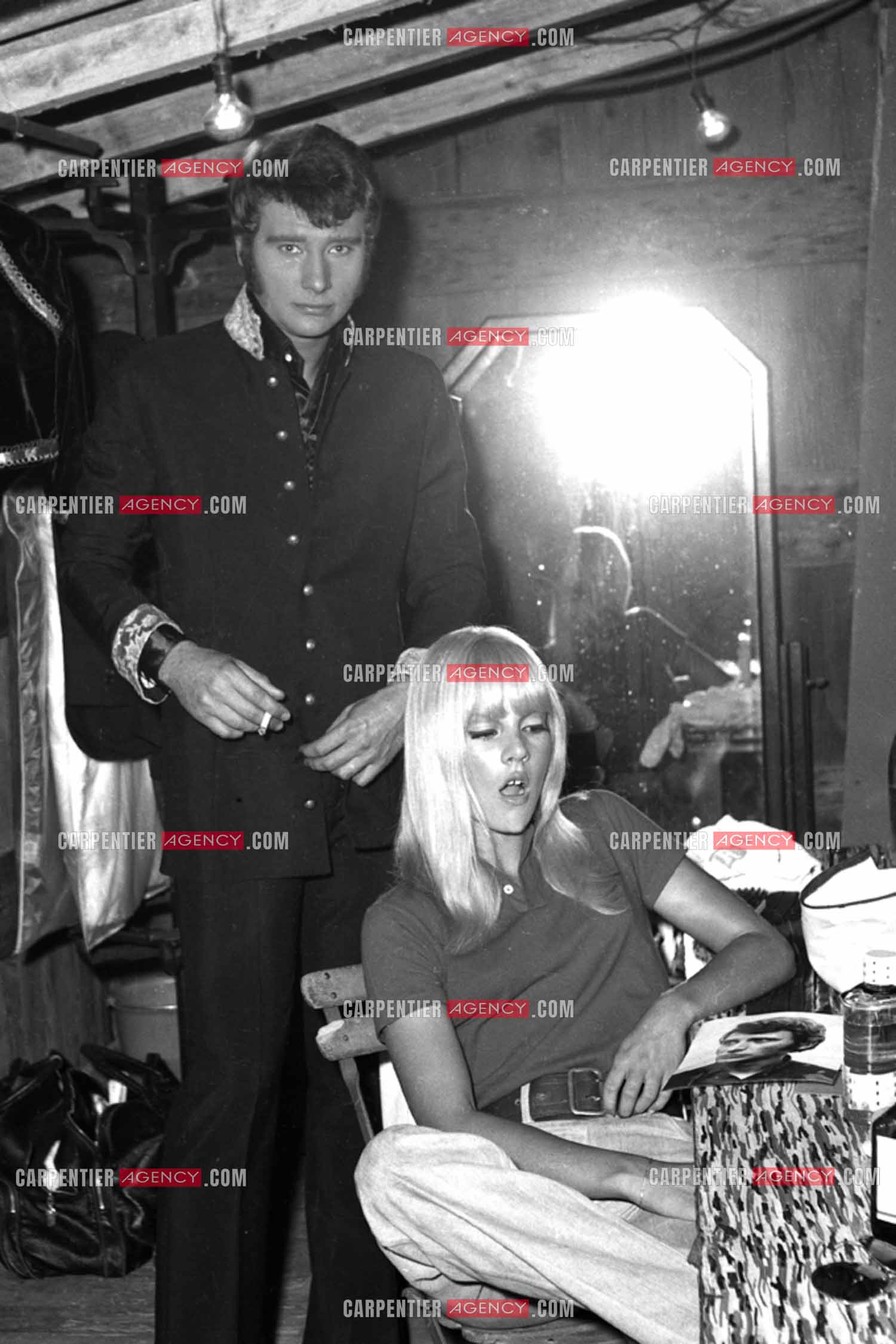 Le chanteur Johnny Hallyday en concert en 1966. Dans sa loge avec sa femme Sylvie Vartan.   ( Exclusif )