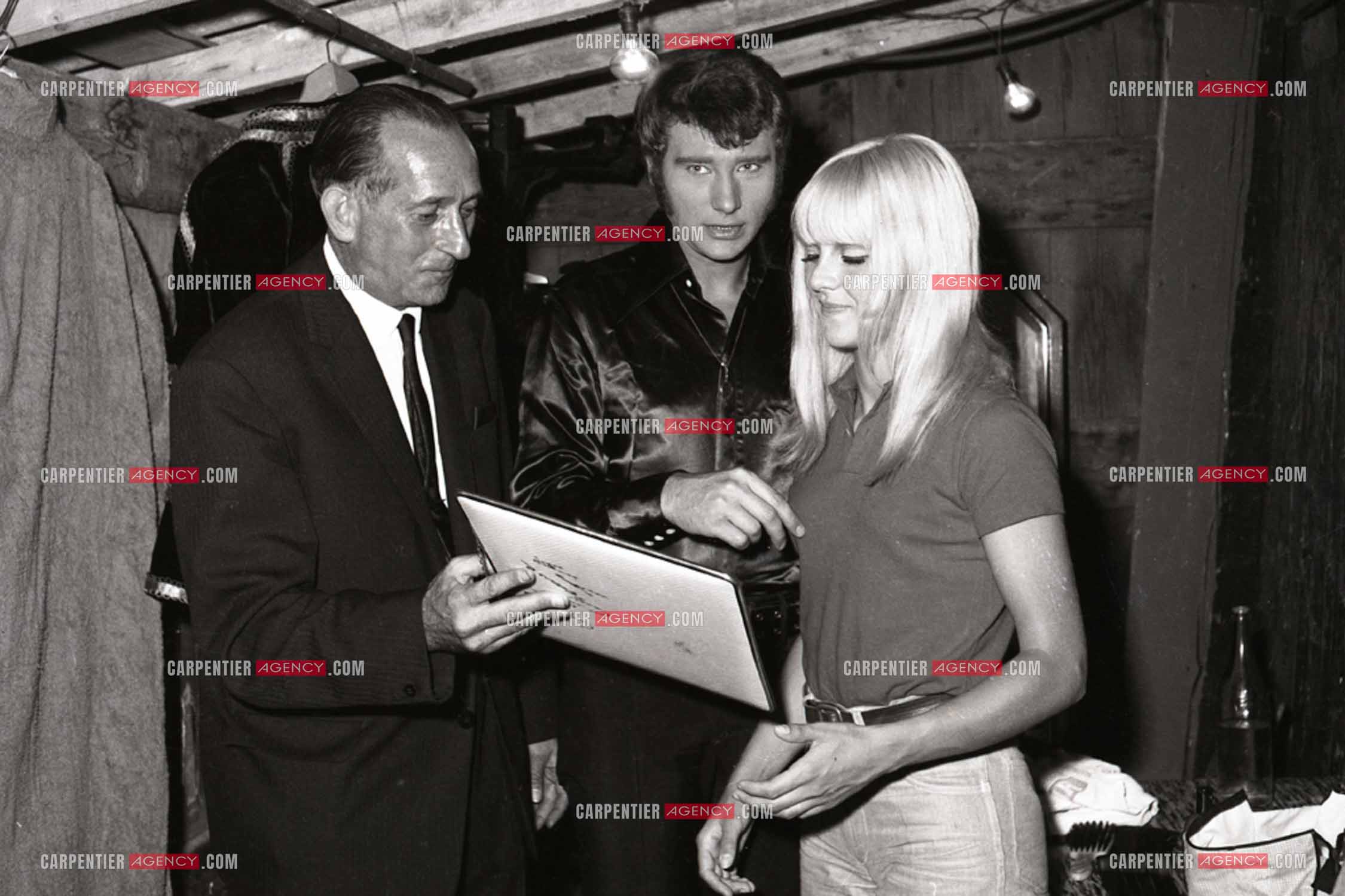 Le chanteur Johnny Hallyday en concert en 1966. Dans sa loge avec sa femme Sylvie Vartan.   ( Exclusif )