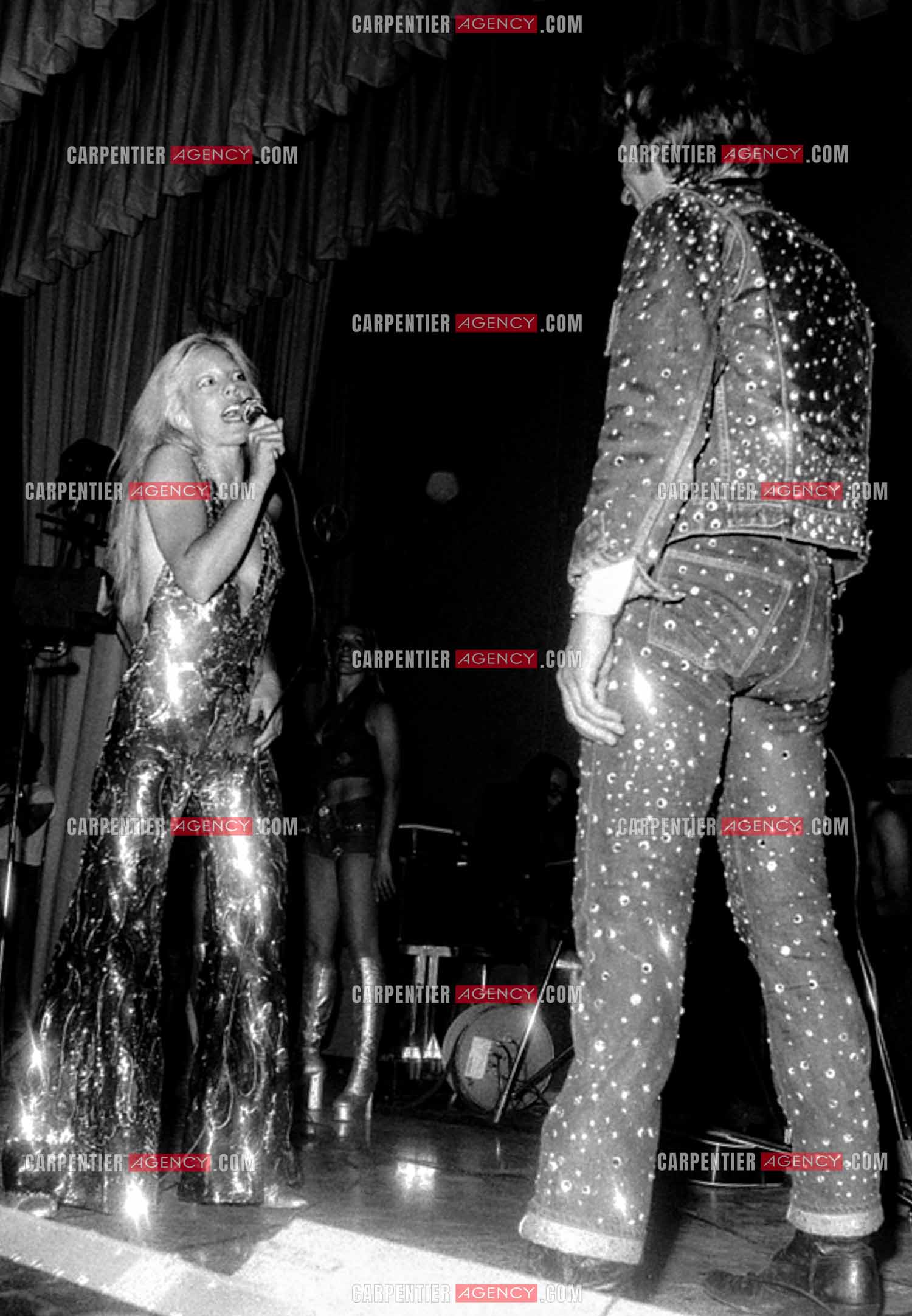 Le chanteur Johnny Hallyday en concert avec sa femme Sylvie Vartan en 1973.