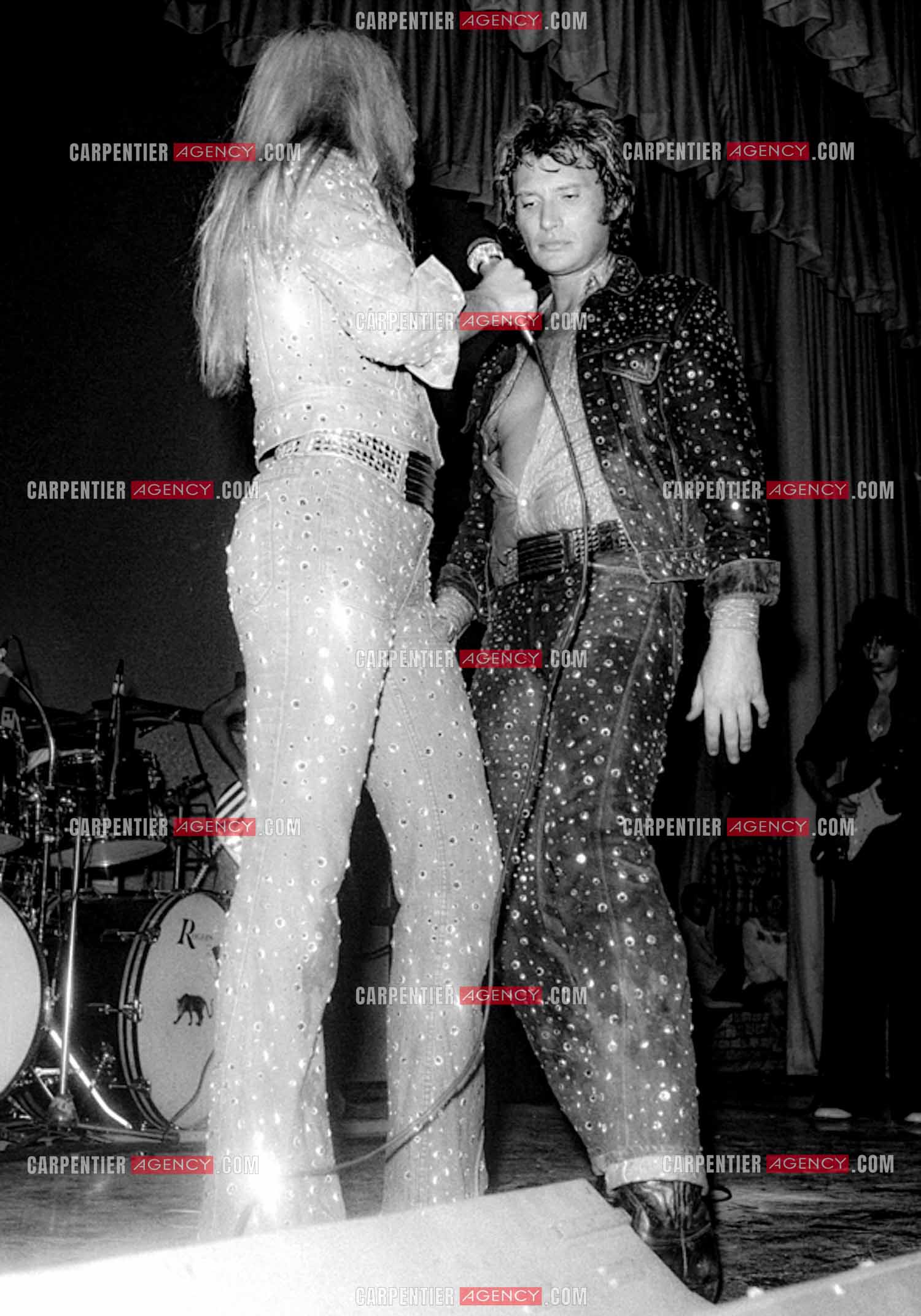 Le chanteur Johnny Hallyday en concert avec sa femme Sylvie Vartan en 1973.
