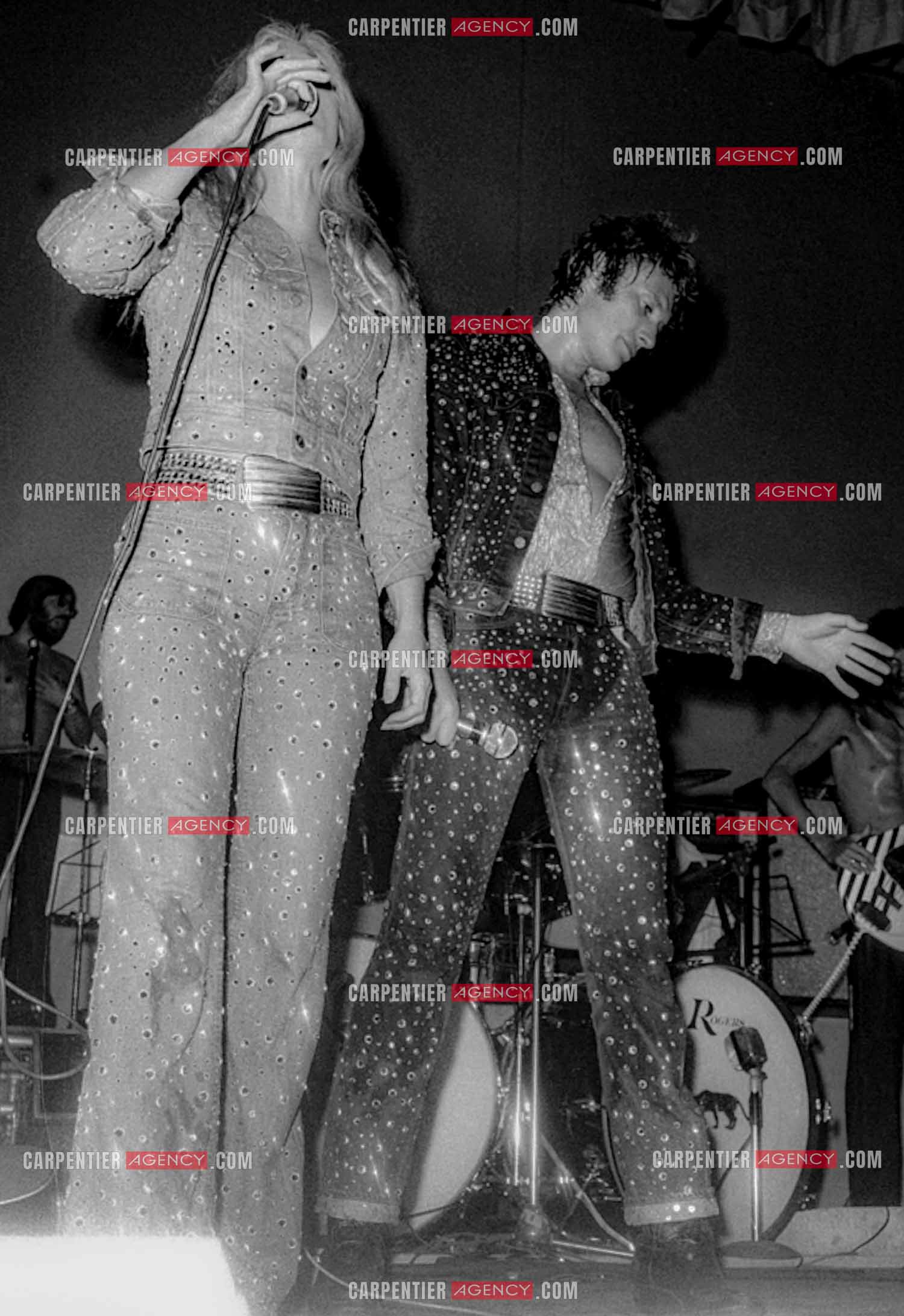 Le chanteur Johnny Hallyday en concert avec sa femme Sylvie Vartan en 1973.