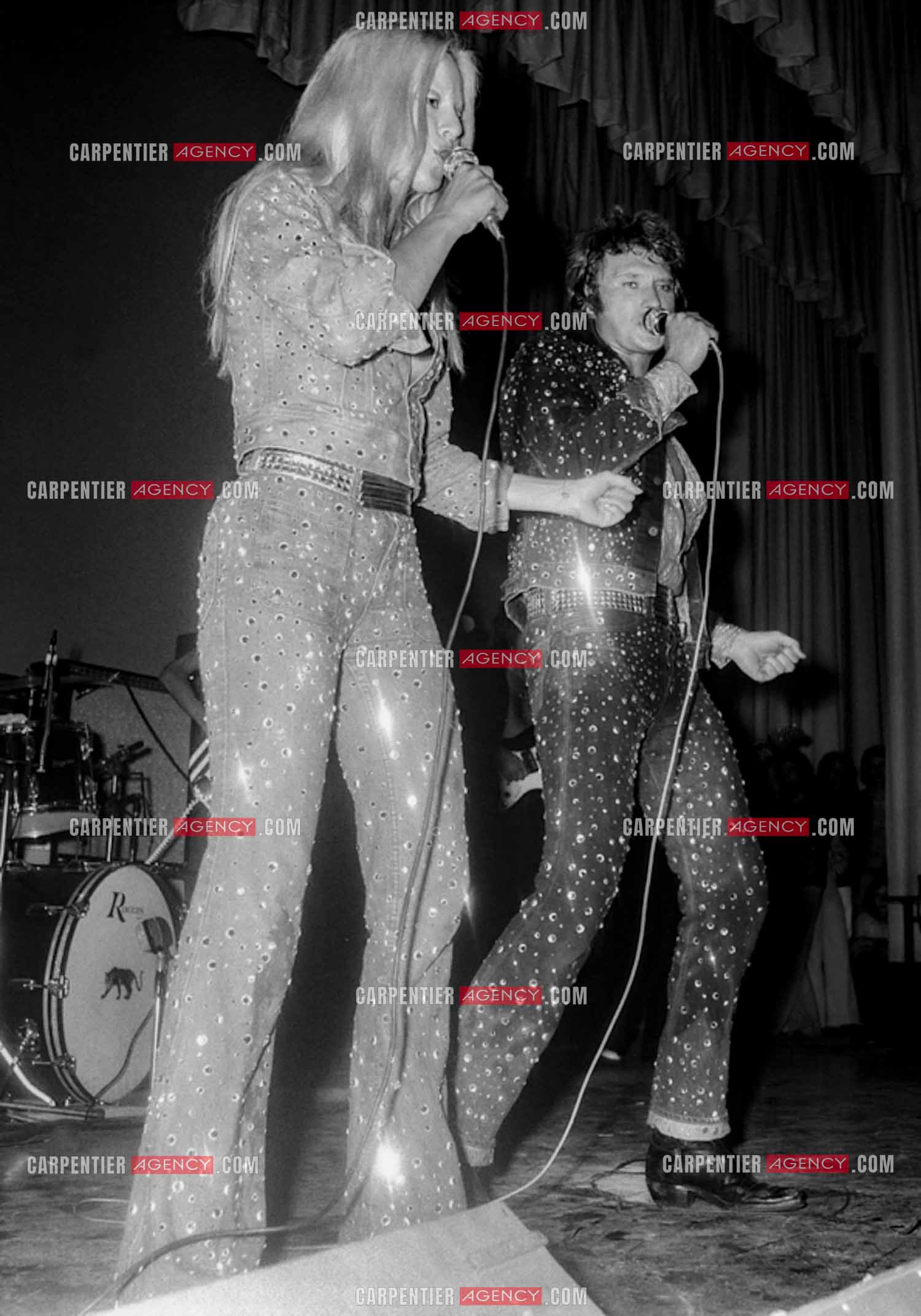 Le chanteur Johnny Hallyday en concert avec sa femme Sylvie Vartan en 1973.
