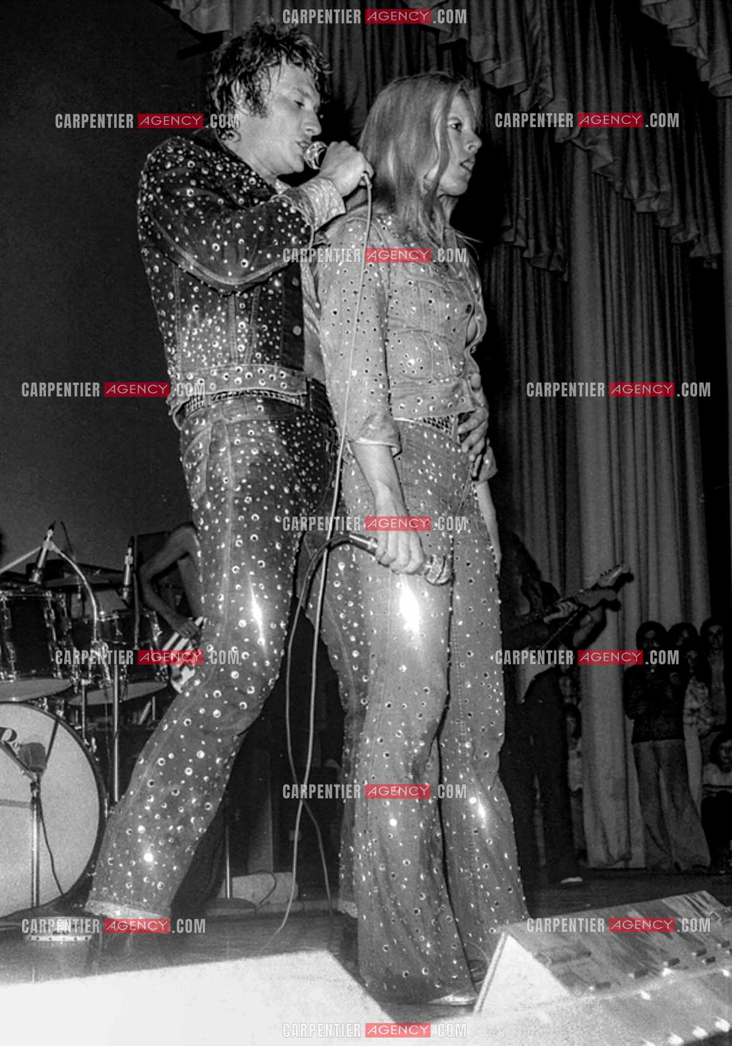 Le chanteur Johnny Hallyday en concert avec sa femme Sylvie Vartan en 1973.