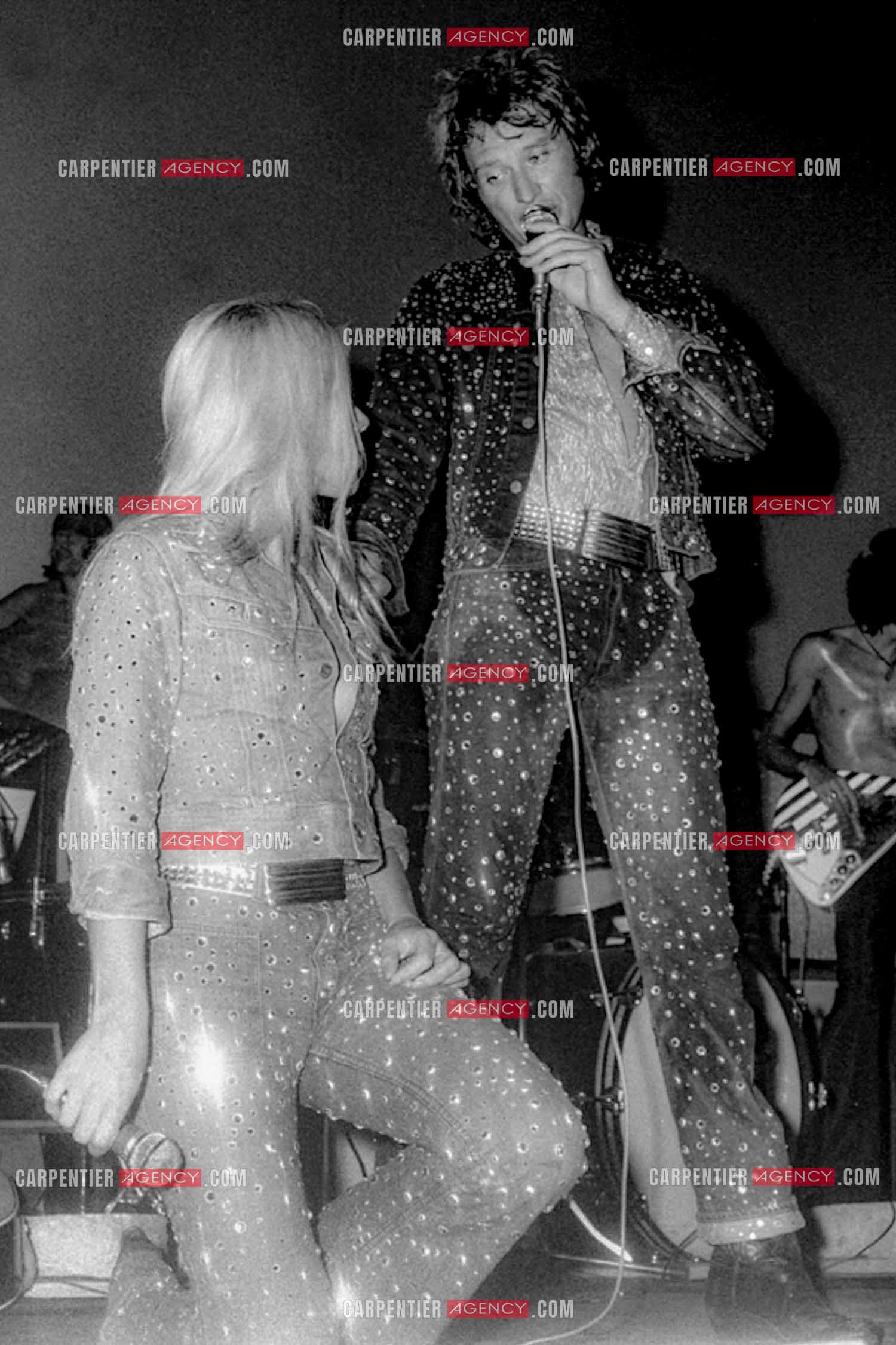 Le chanteur Johnny Hallyday en concert avec sa femme Sylvie Vartan en 1973.