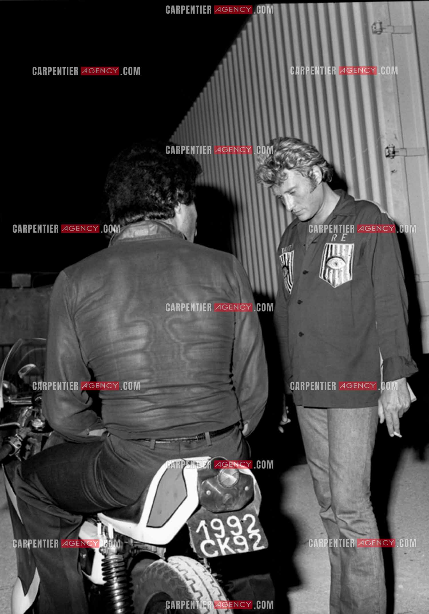 Le chanteur Johnny Hallyday avec son choriste Erick Bamy en 1975.   ( Exclusif )