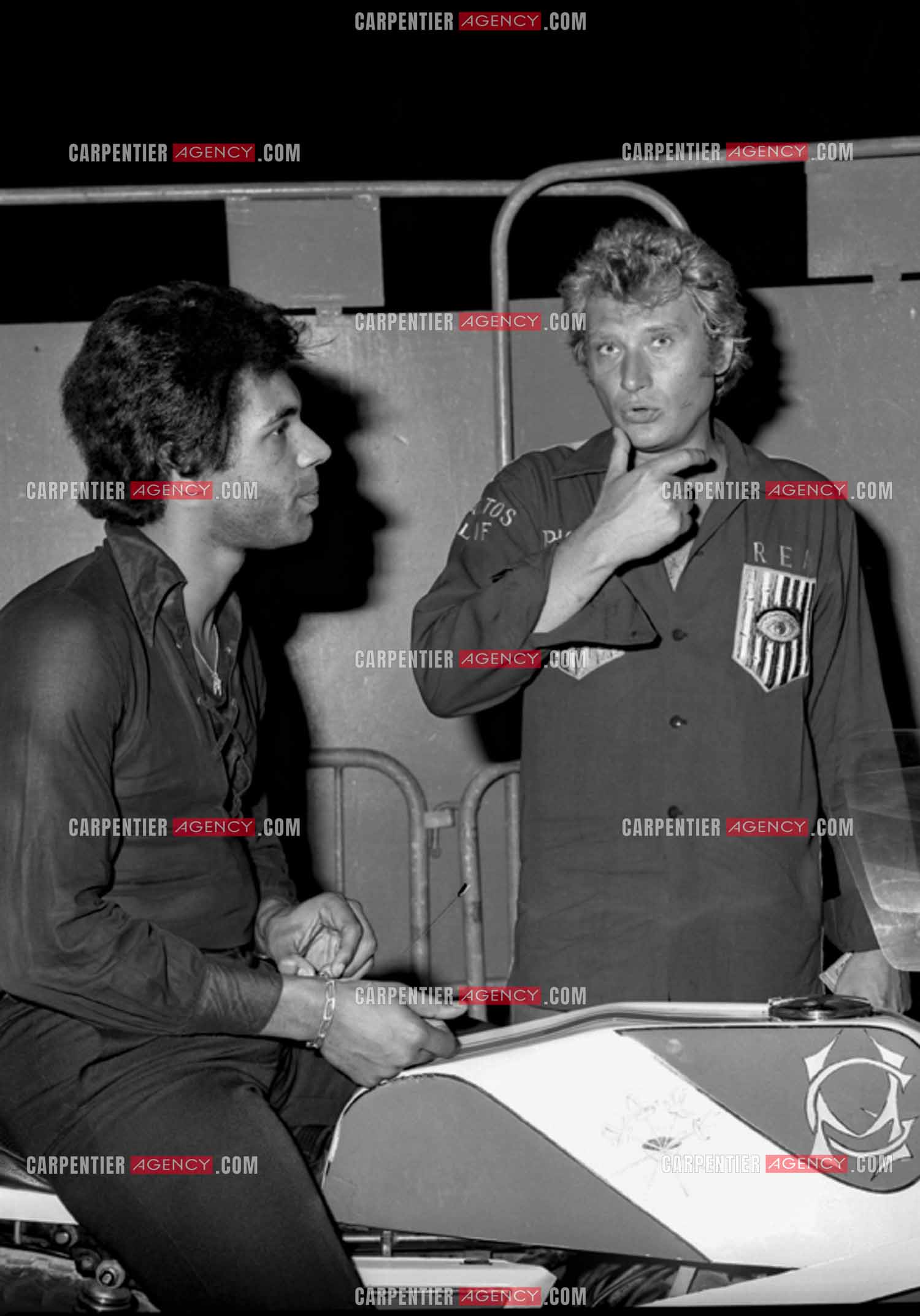 Le chanteur Johnny Hallyday avec son choriste Erick Bamy en 1975.   ( Exclusif )