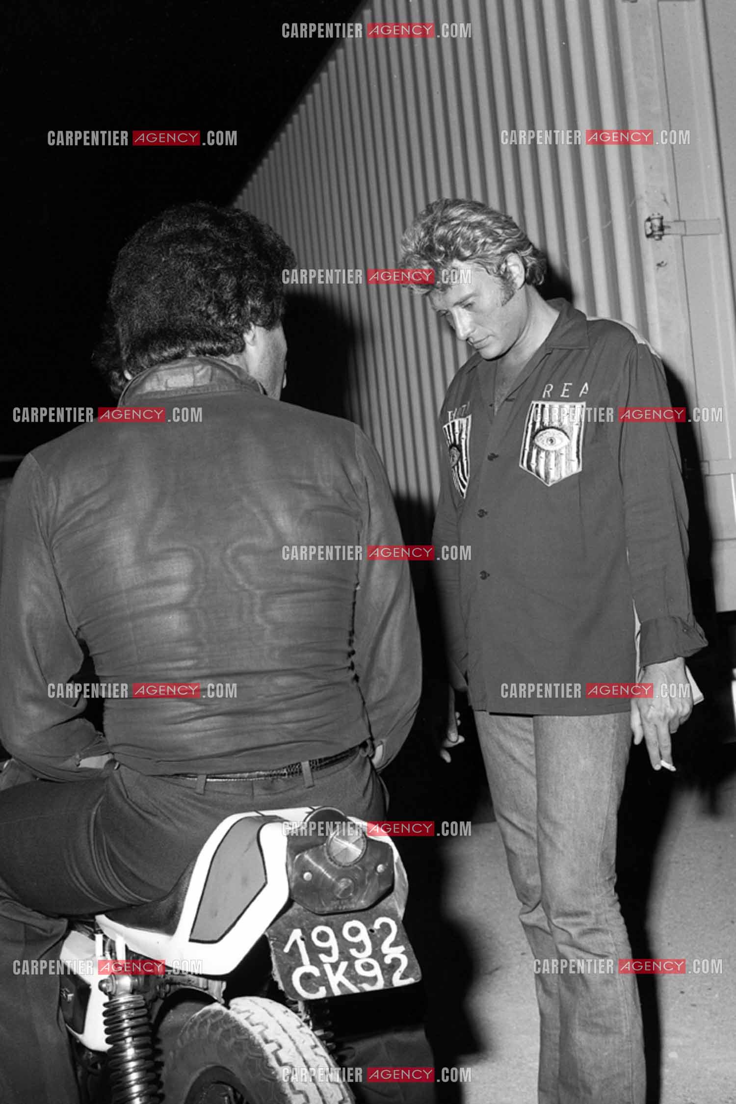 Le chanteur Johnny Hallyday avec son choriste Erick Bamy en 1975.   ( Exclusif )