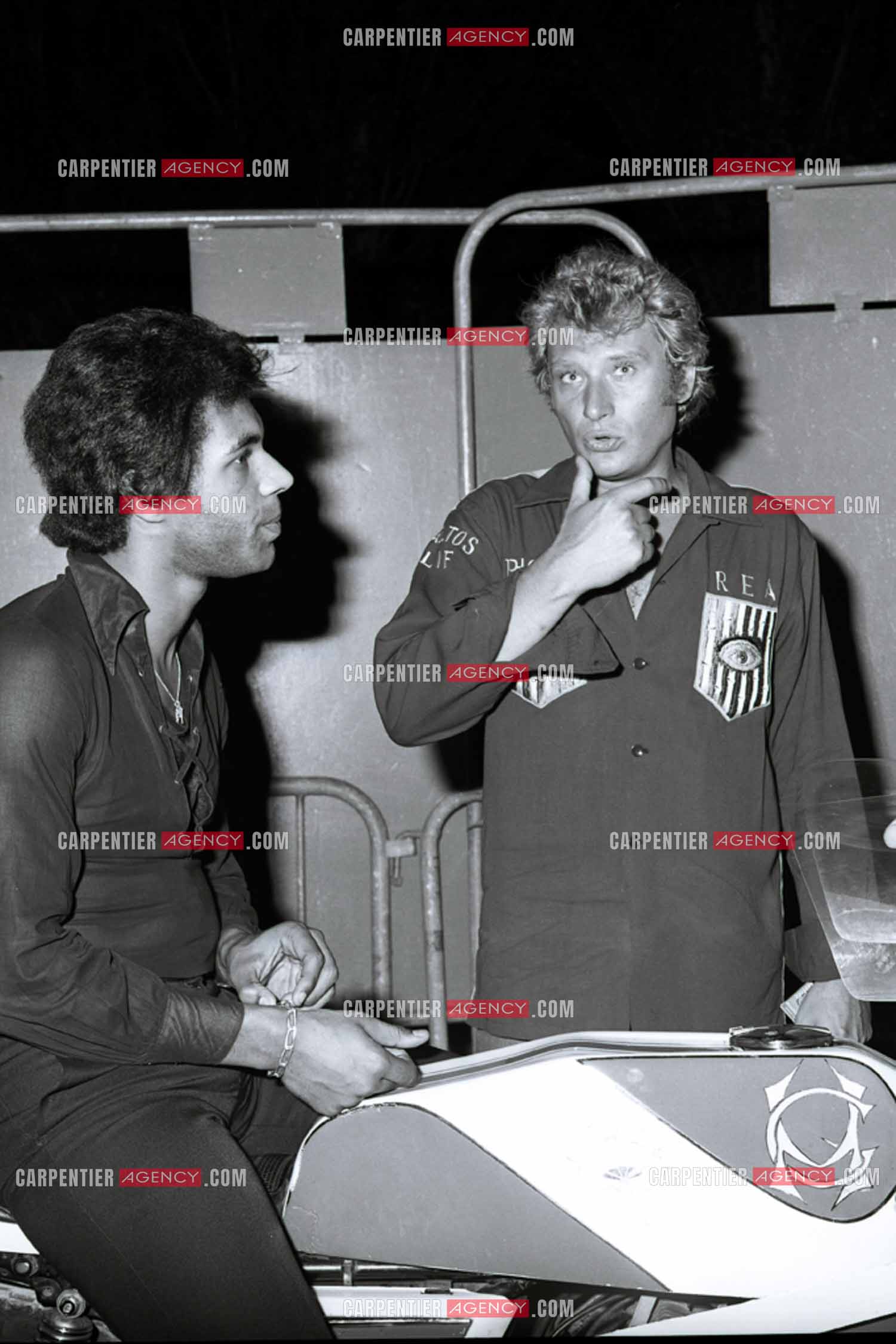 Le chanteur Johnny Hallyday avec son choriste Erick Bamy en 1975.   ( Exclusif )