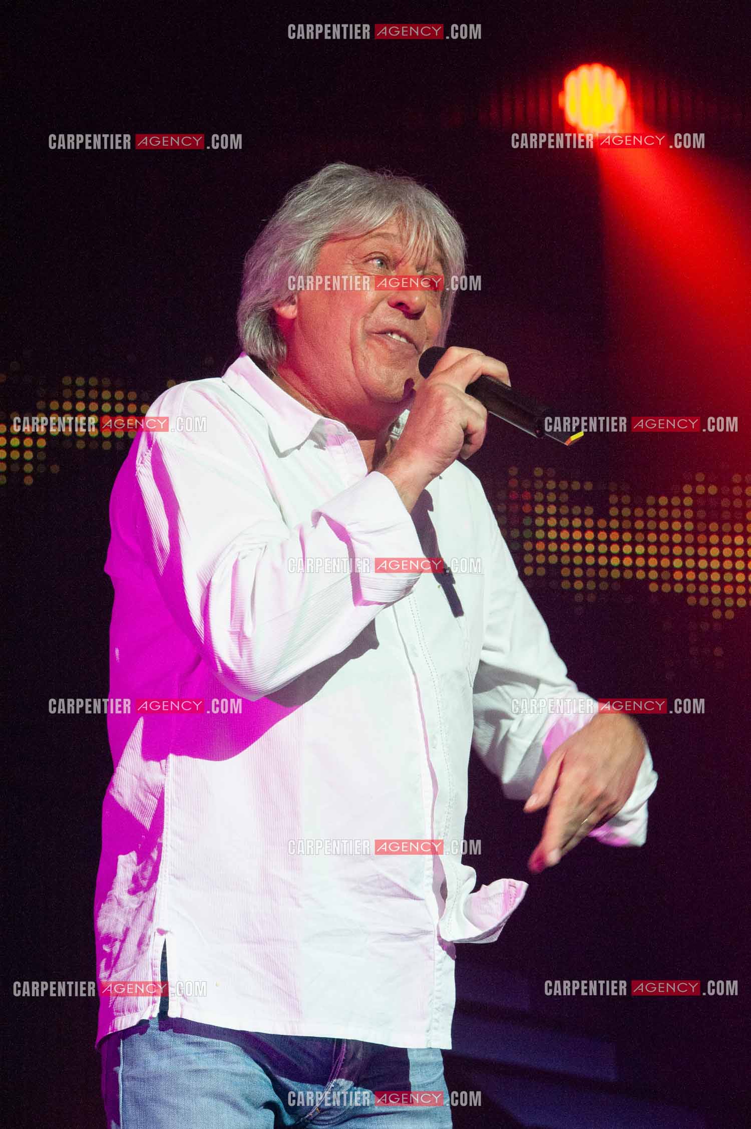 Le chanteur Cookie Dingler connu pour son tube “ Femme Libérée “ dans la tournée RFM LOVE 80 au Zénith de Paris en 2010.      ( Exclusif )