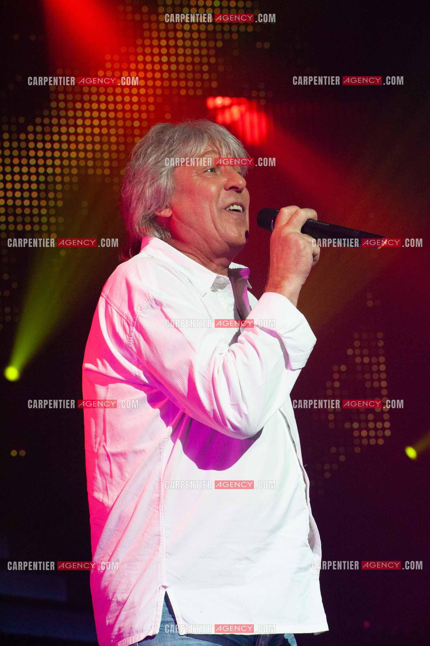Le chanteur Cookie Dingler connu pour son tube “ Femme Libérée “ dans la tournée RFM LOVE 80 au Zénith de Paris en 2010.      ( Exclusif )