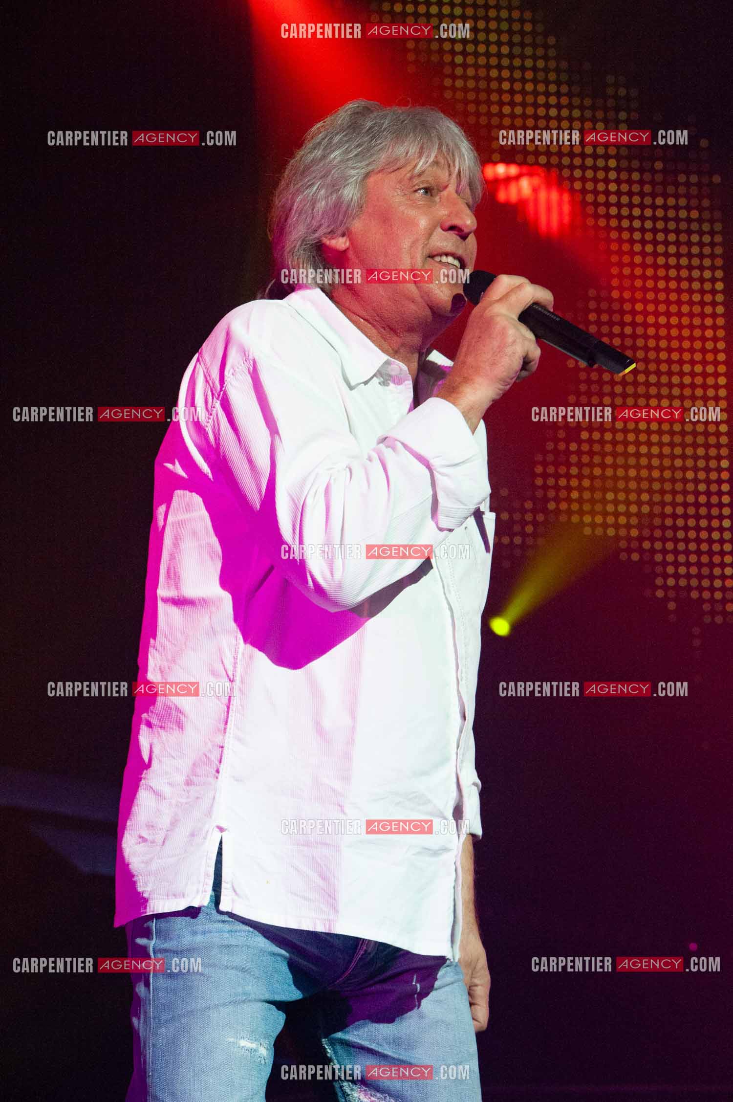 Le chanteur Cookie Dingler connu pour son tube “ Femme Libérée “ dans la tournée RFM LOVE 80 au Zénith de Paris en 2010.      ( Exclusif )