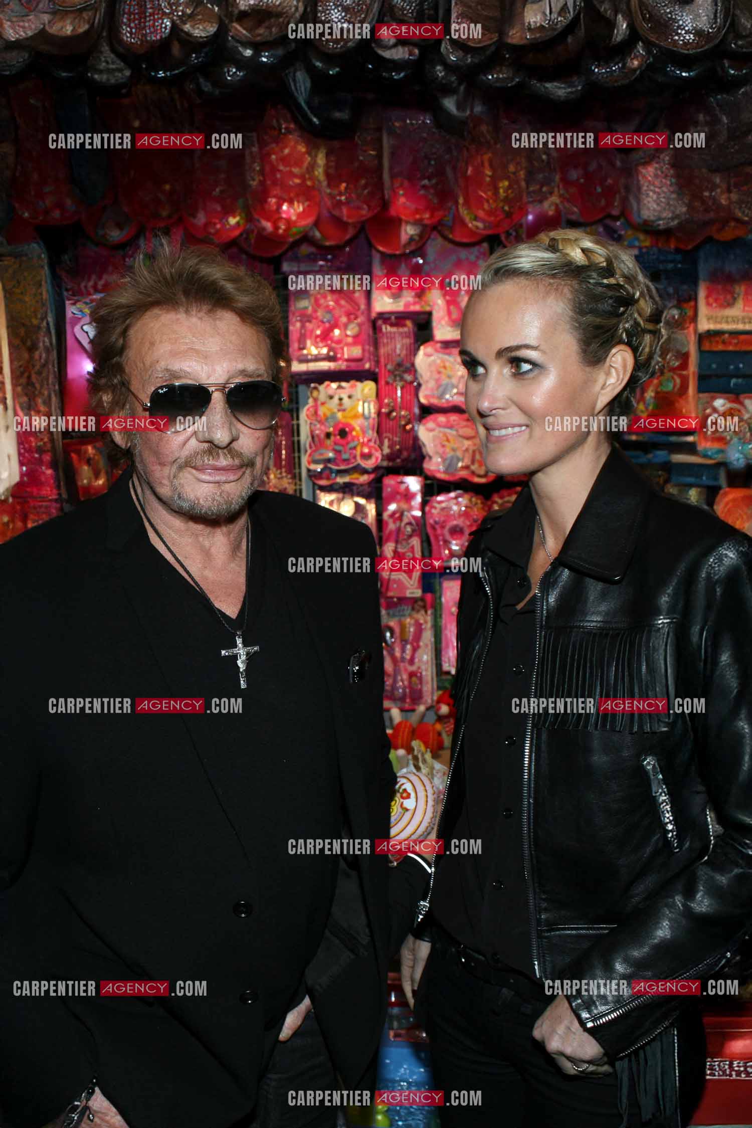 Le chanteur Johnny Hallyday et sa femme Laeticia Hallyday au Grand Palais à Paris.