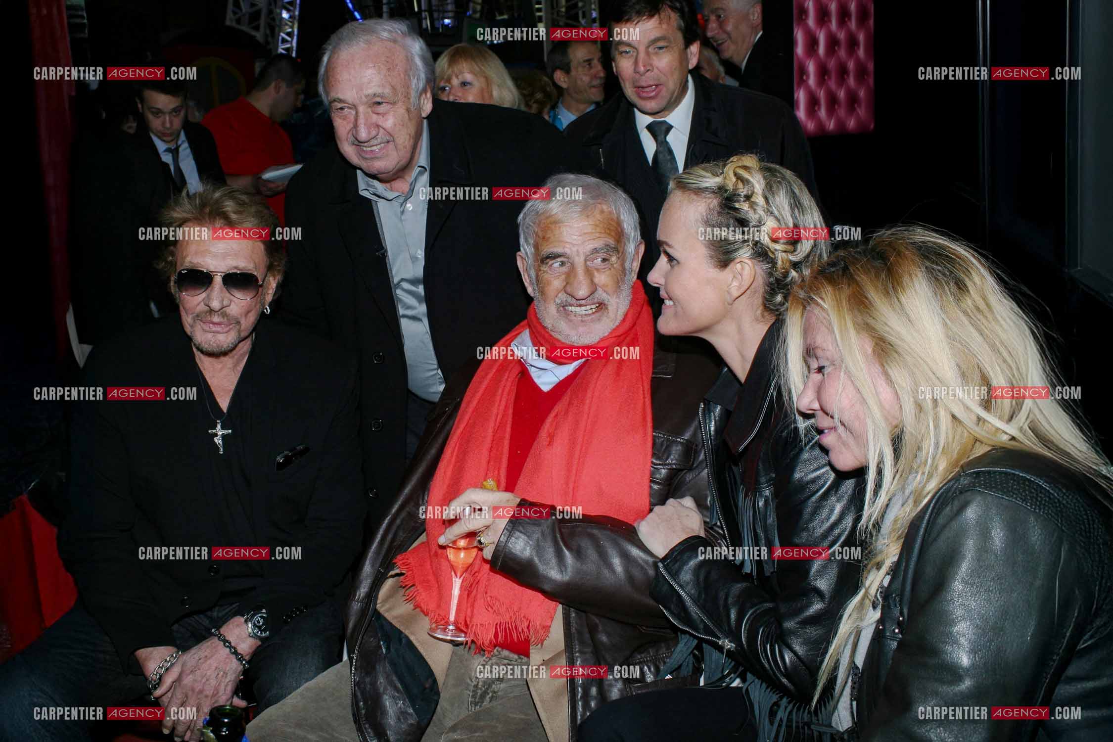 Le chanteur Johnny Hallyday au Grand Palais à Paris avec Marcel Campion, Jean-Paul Belmondo, Laeticia Hallyday et Fiona Gélin.