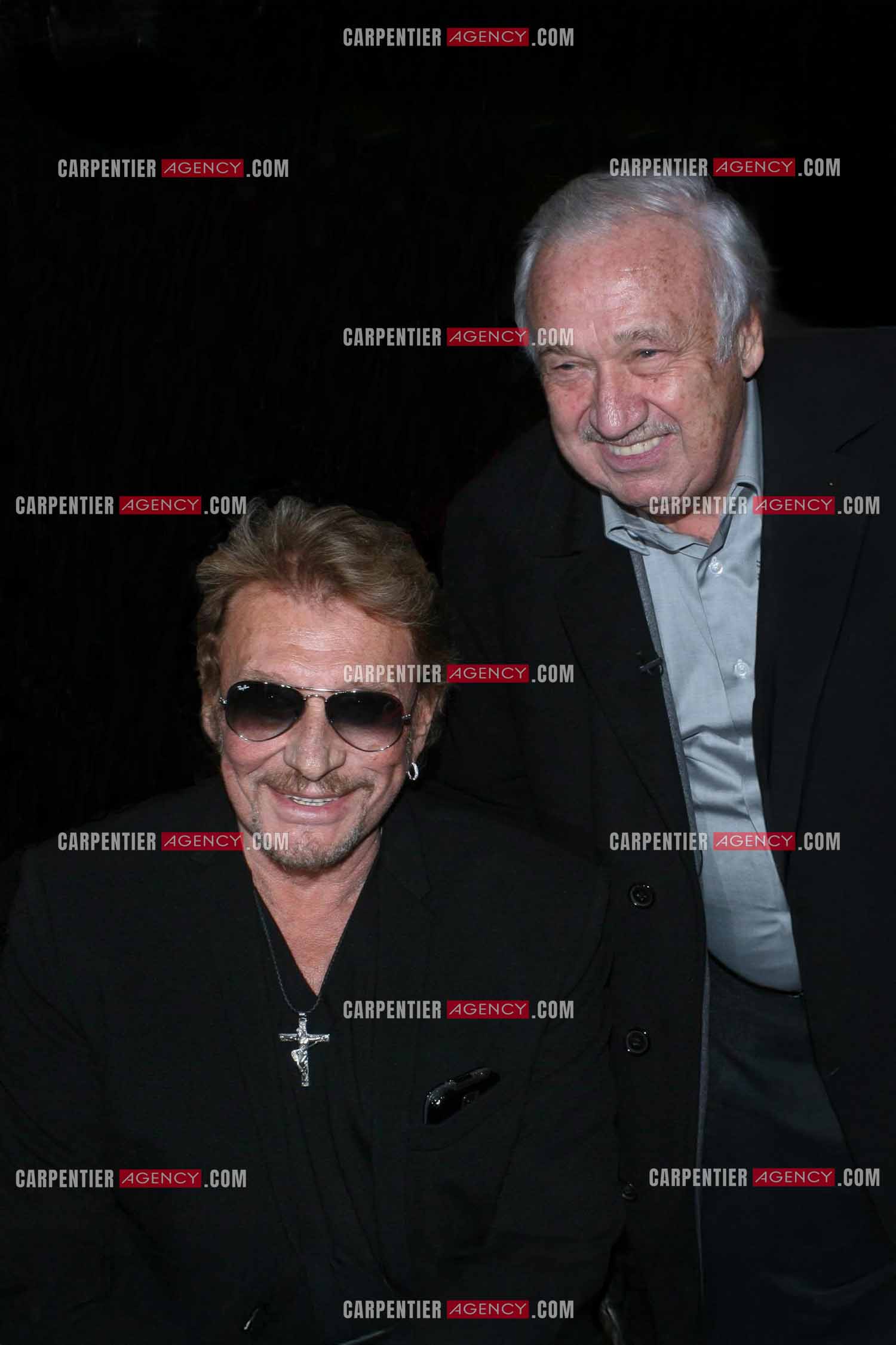 Le chanteur Johnny Hallyday au Grand Palais à Paris avec Marcel Campion.