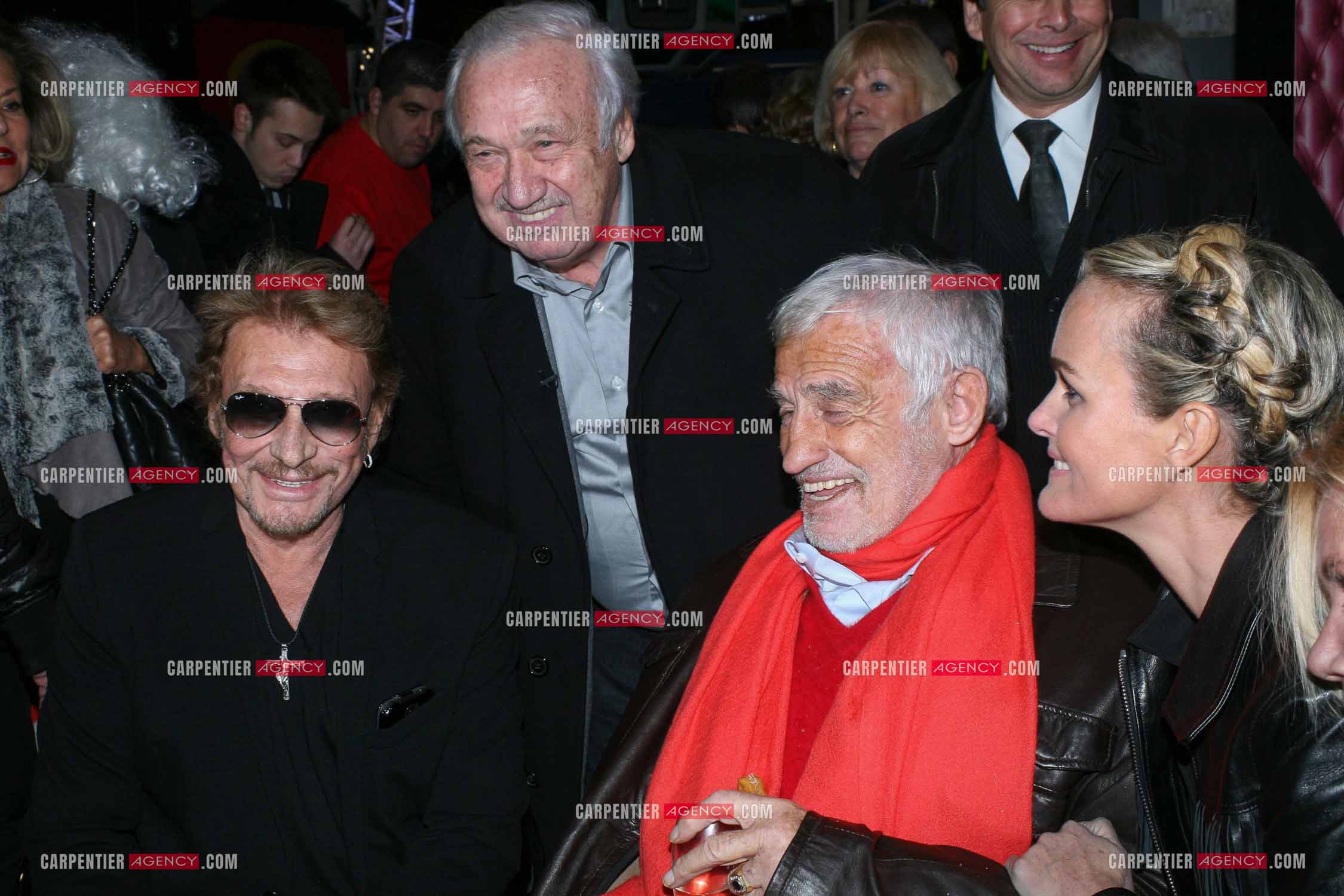 Le chanteur Johnny Hallyday au Grand Palais à Paris avec Marcel Campion, Jean-Paul Belmondo, et Laeticia Hallyday.