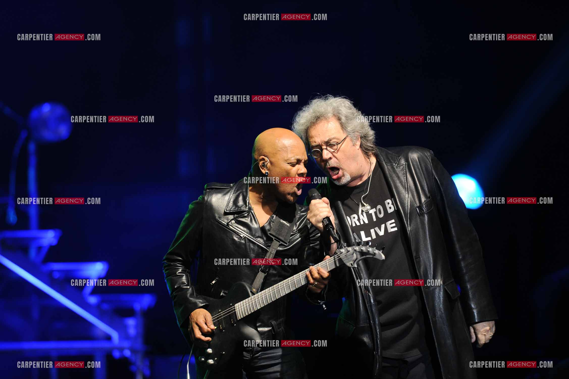 Patrick Hernandez et Mario du groupe Image lors de la tournée STARS80 au Palais des Sports de Paris.
