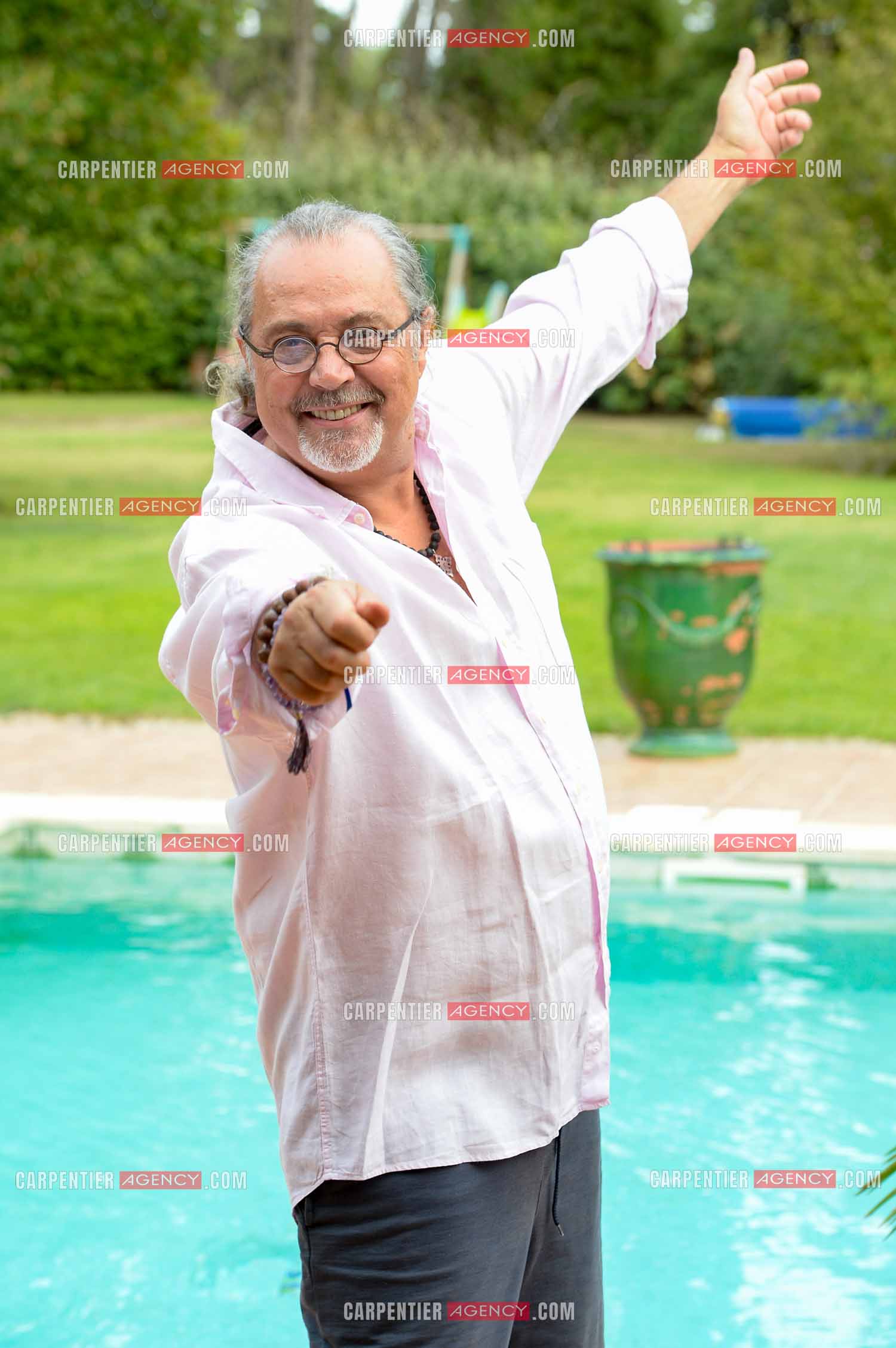 Le chanteur Patrick Hernandez dans sa propriété de L'île-sur-la-Sorgue pour une séance photos en 2016.  ( Exclusif )