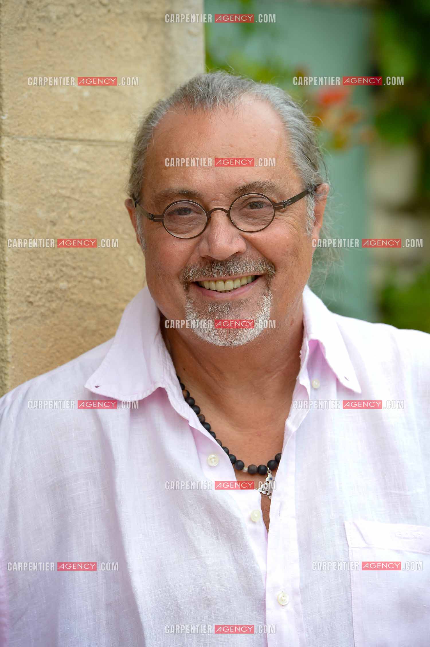 Le chanteur Patrick Hernandez dans sa propriété de L'île-sur-la-Sorgue pour une séance photos en 2016.  ( Exclusif )