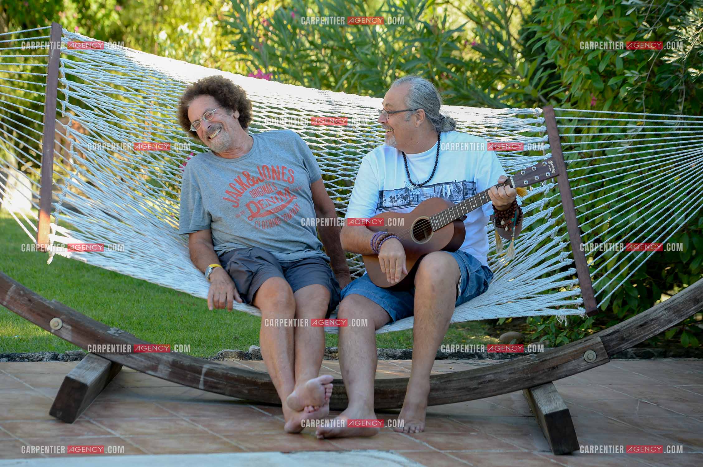Le chanteur Patrick Hernandez dans sa propriété de L'île-sur-la-Sorgue avec son ami Jean Schultheis en 2016.  ( Exclusif )