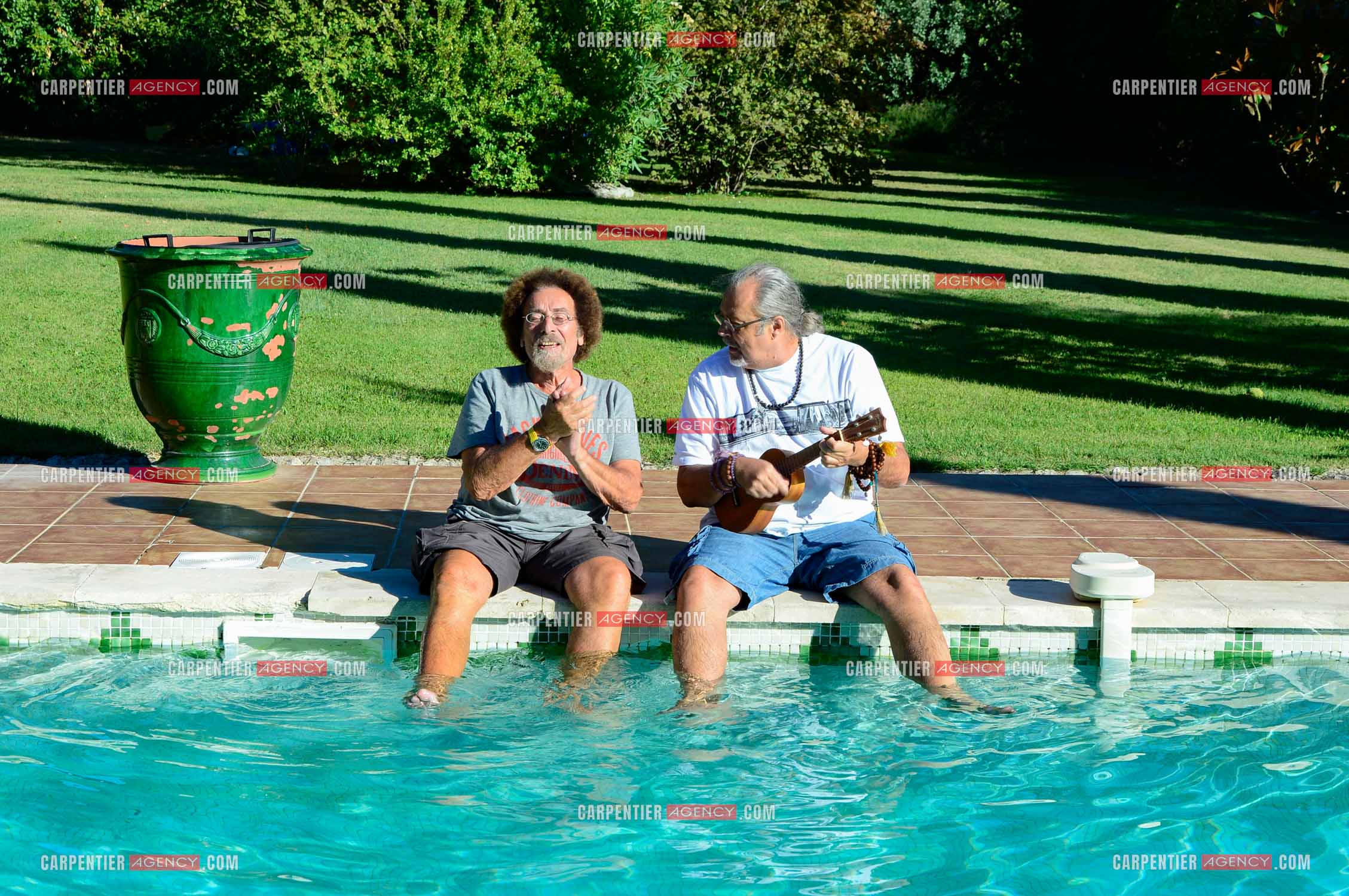 Le chanteur Patrick Hernandez dans sa propriété de L'île-sur-la-Sorgue avec son ami Jean Schultheis en 2016.  ( Exclusif )