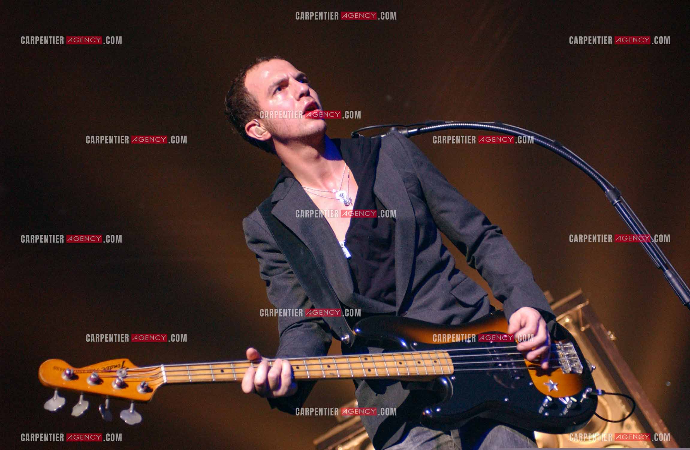 Le chanteur Calogero Maurici, dit Calogero en concert au Zénith de Paris le 08 avril 2005.