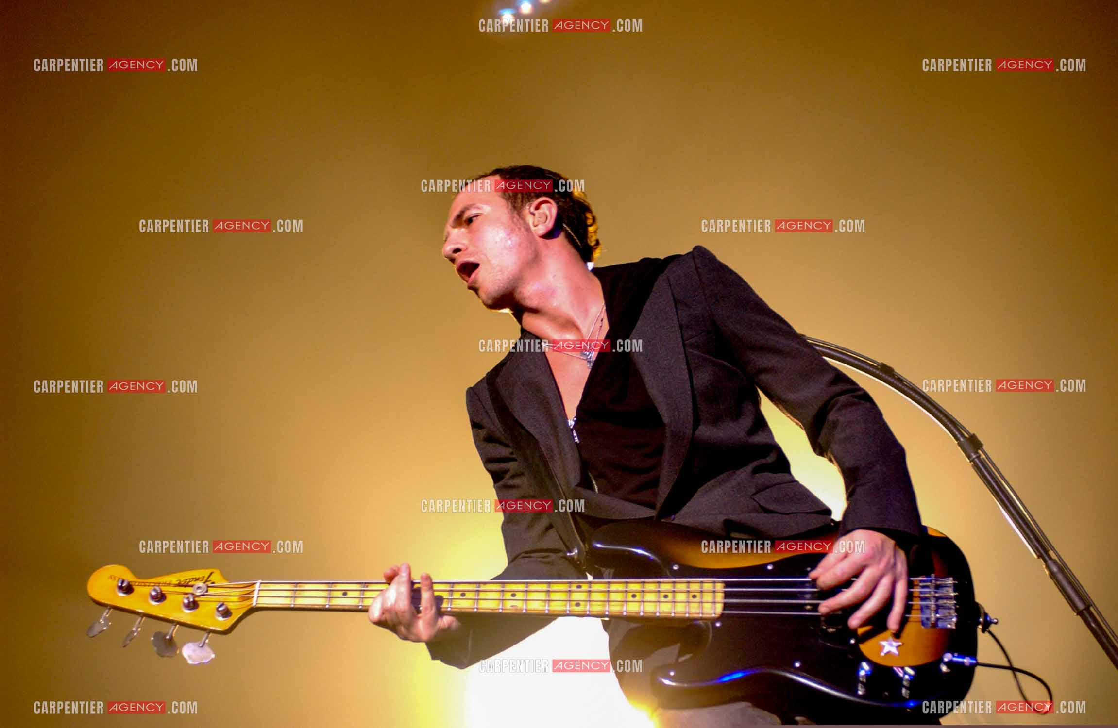 Le chanteur Calogero Maurici, dit Calogero en concert au Zénith de Paris le 08 avril 2005.