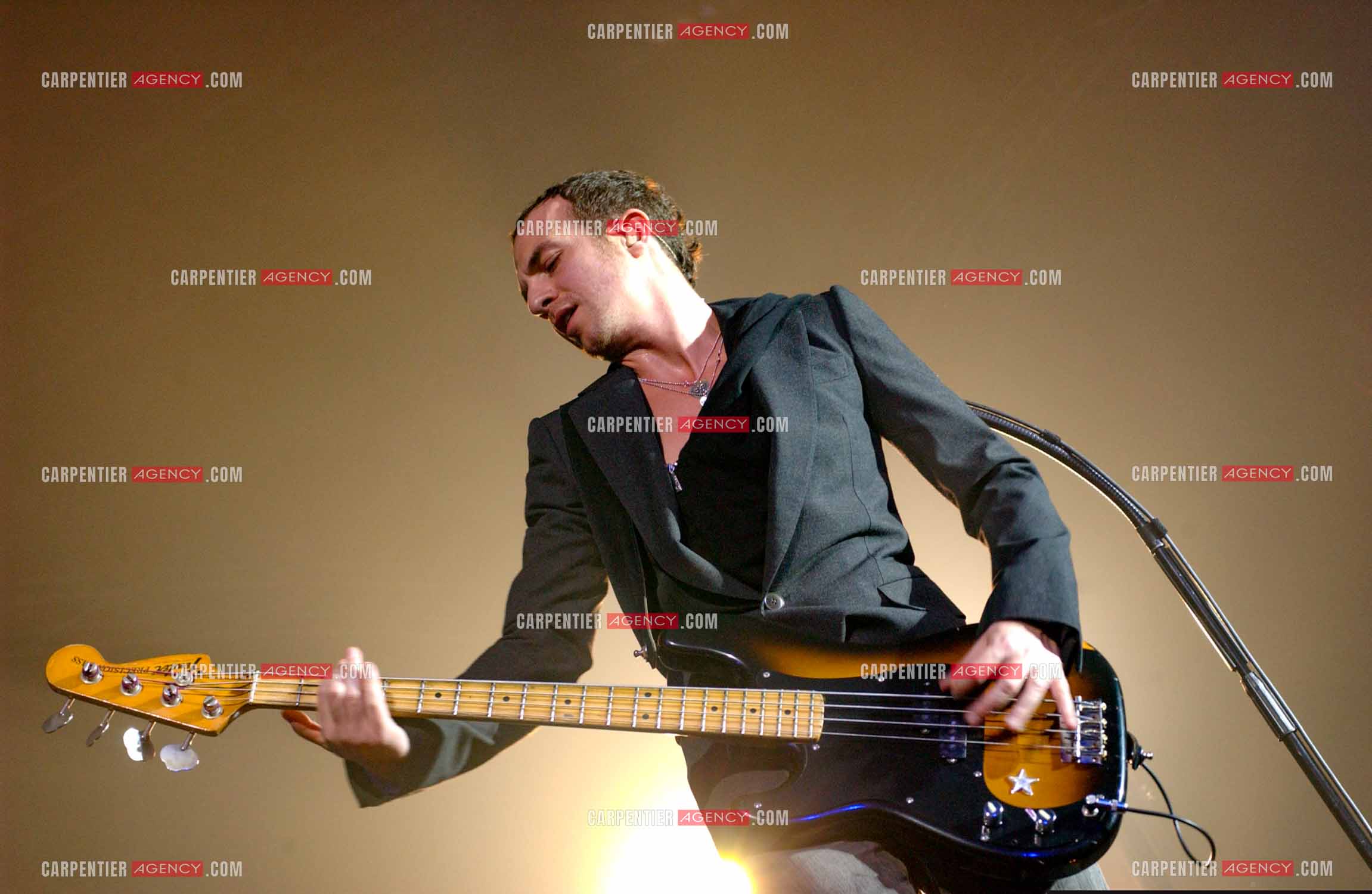 Le chanteur Calogero Maurici, dit Calogero en concert au Zénith de Paris le 08 avril 2005.
