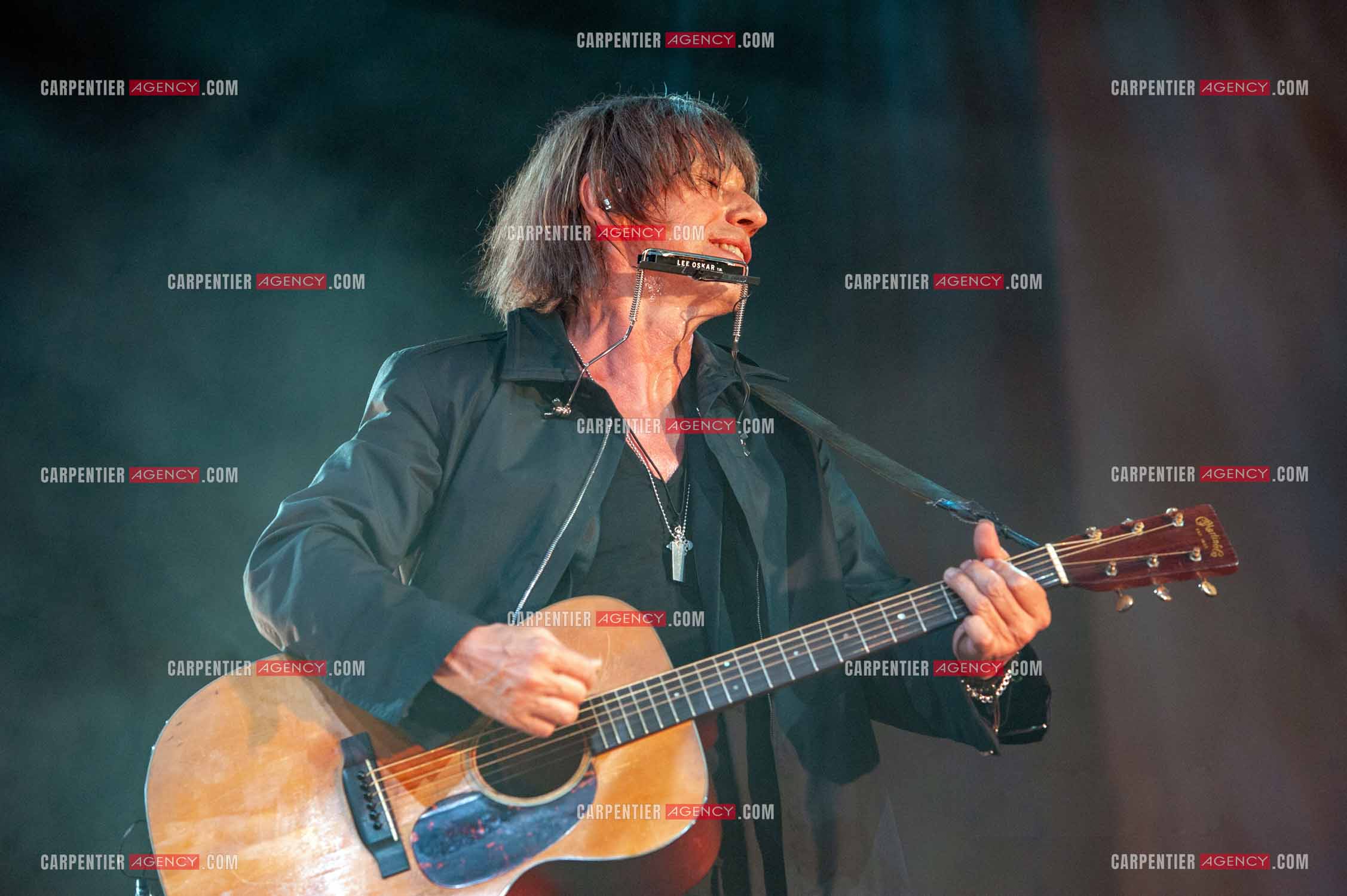 Le chanteur Jean-Louis Aubert en concert au Zénith de Paris le 30 Avril 2011.
