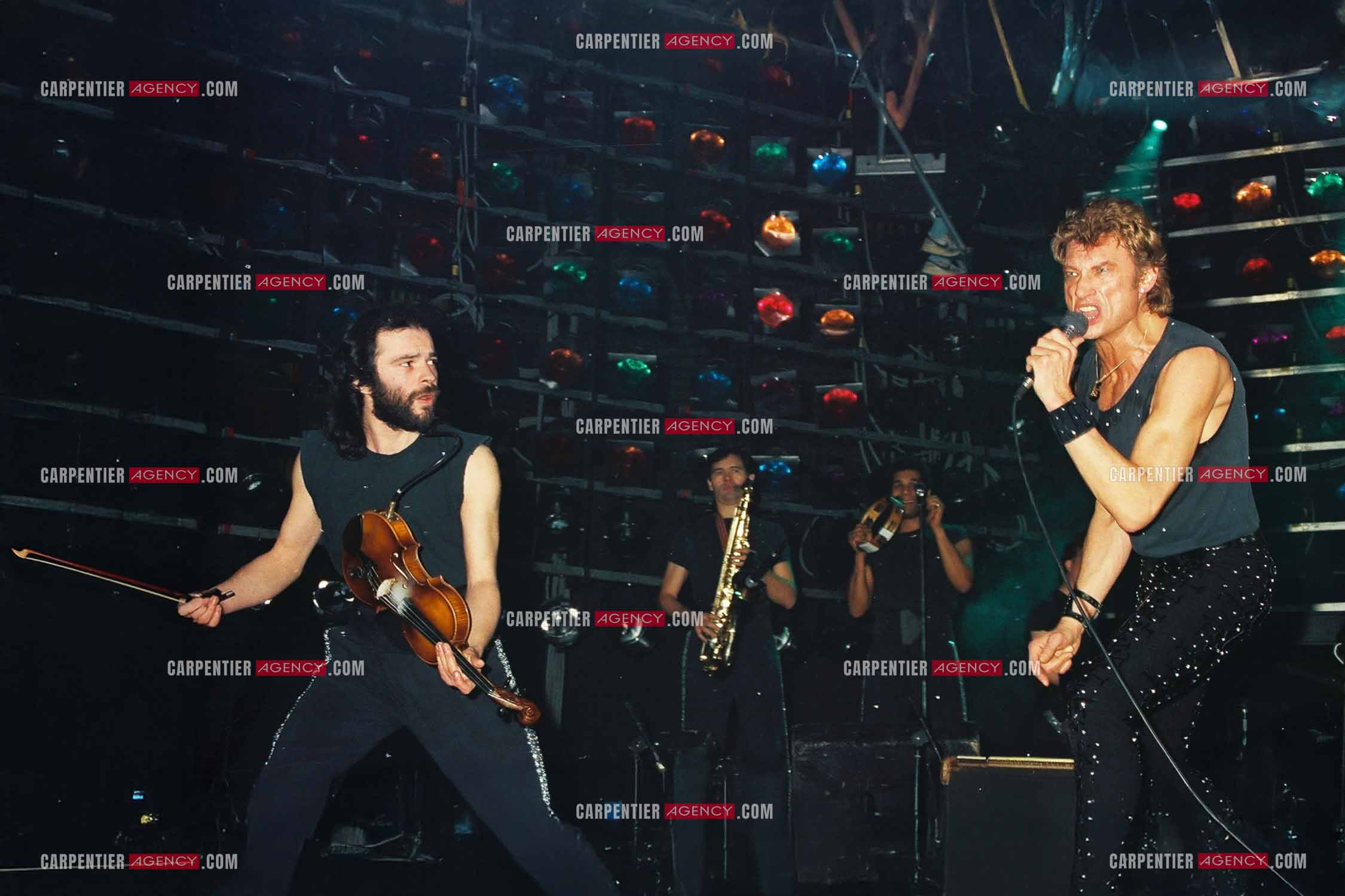 Le chanteur Johnny Hallyday en concert au Zénith de Paris du 26 octobre 1984 au 8 janvier 1985. Duo entre Johnny et son violoniste Jean- Jacques Evrard sur le titre “Entre Violence et Violon“.  ( Exclusif )