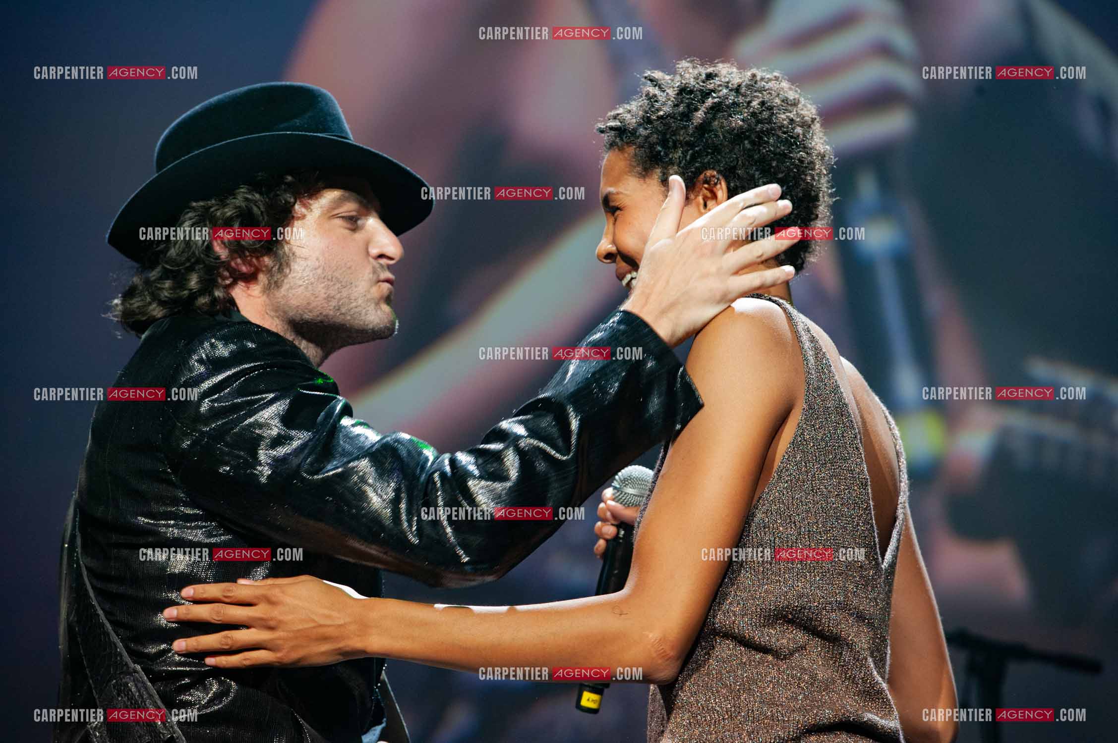 Concert au Zénith de Paris donné pour la journée internationale de la paix. Le chanteur Matthieu Chedid, dit “ M “ accompagne la chanteuse allemande Ayo.  ( Exclusif )