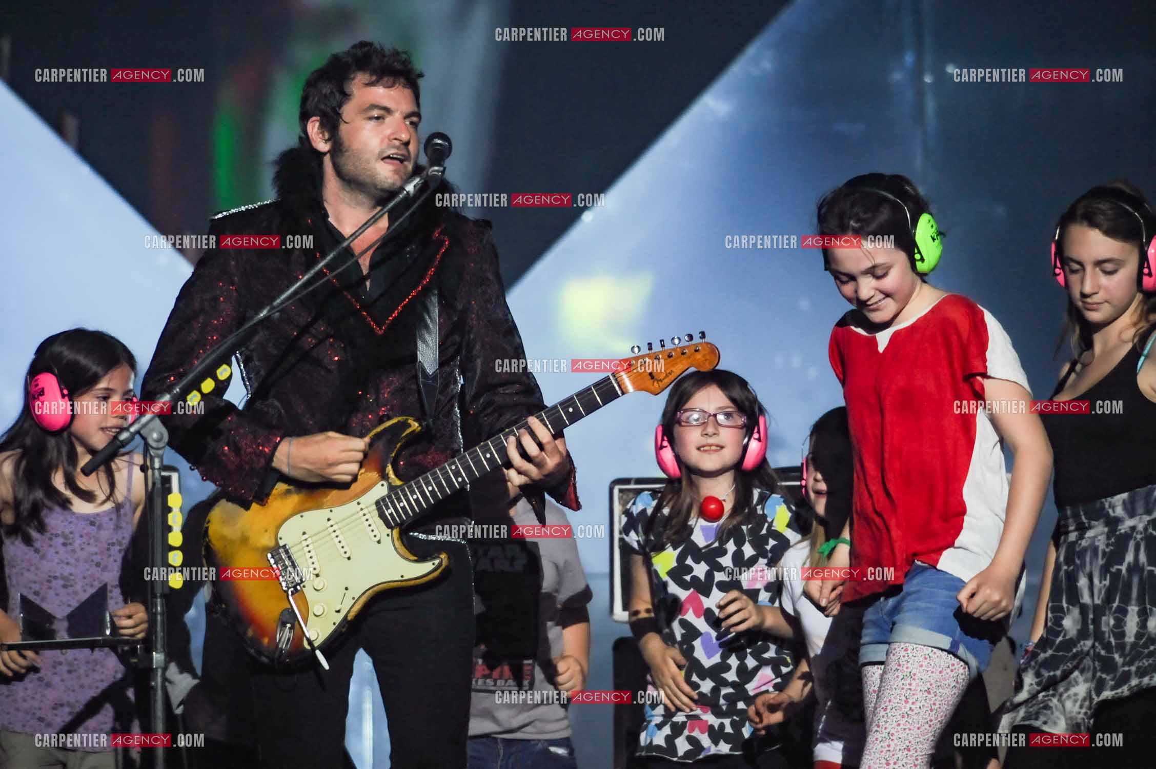 Le chanteur Matthieu Chedid dit “M“ avec sa fille Billie Chedid agée de 15 ans lors de son concert au Zénith de Paris en 2013.  ( Exclusif )