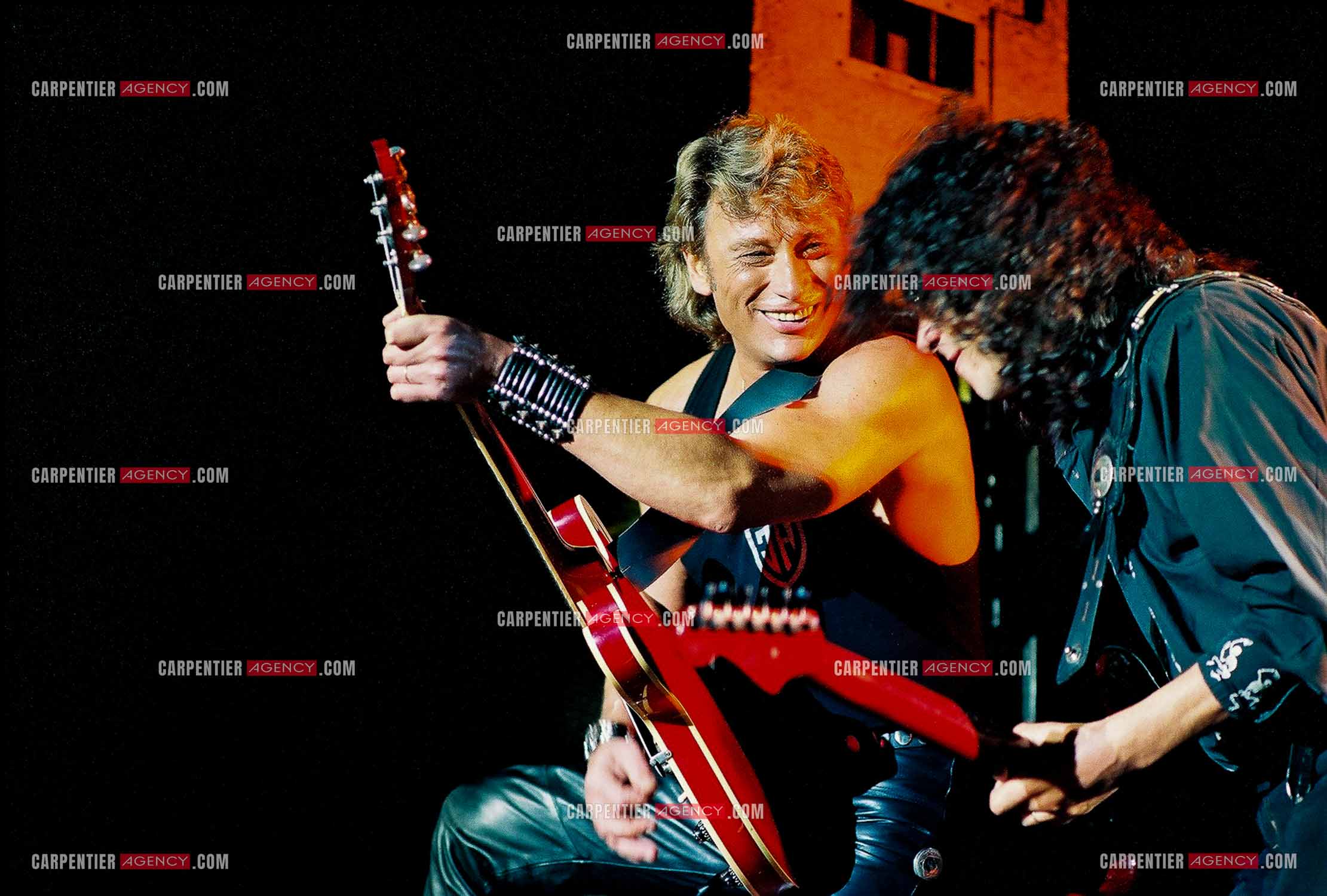 Le chanteur Johnny Hallyday en concert au Palais omnisports de Paris-Bercy du 14 septembre au 4 octobre 1992. Johnny et son guitariste Norbert Krief dit “ NONO “.                  ( Exclusif )