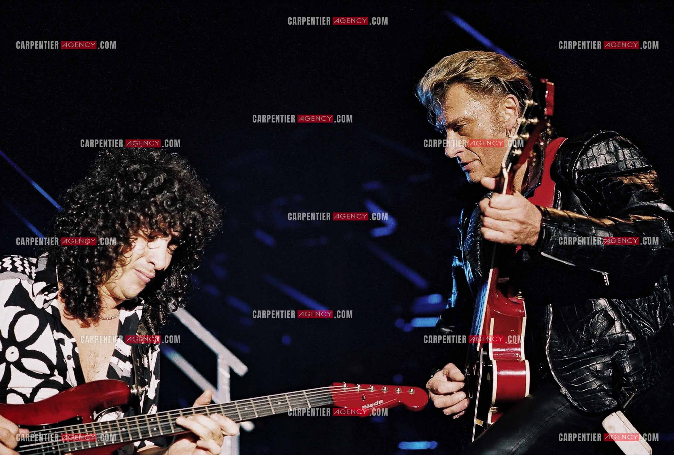 Le chanteur Johnny Hallyday en concert au Palais omnisports de Paris-Bercy du 14 septembre au 4 octobre 1992. Johnny et son guitariste Norbert Krief dit “ NONO “.                  ( Exclusif )