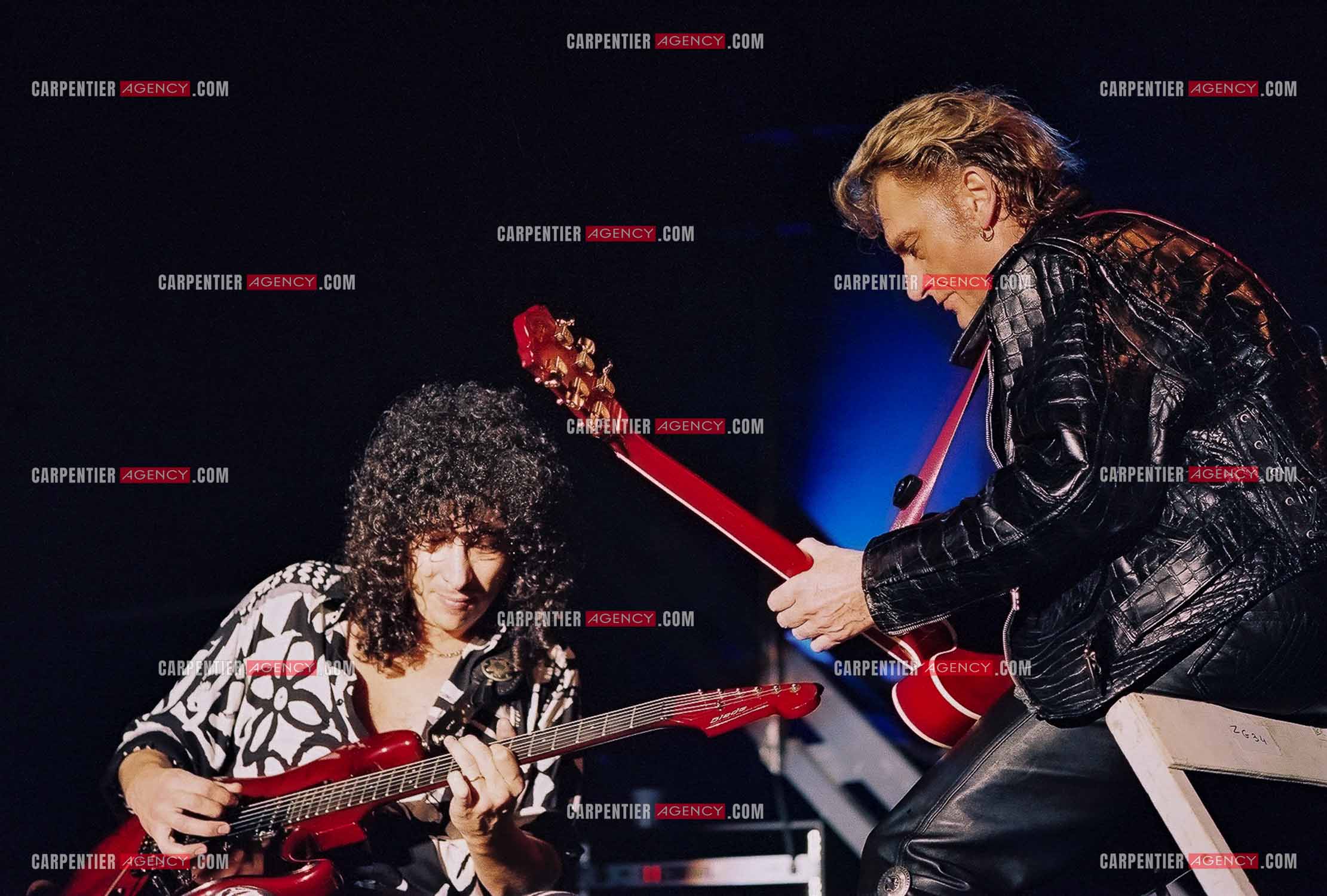 Le chanteur Johnny Hallyday en concert au Palais omnisports de Paris-Bercy du 14 septembre au 4 octobre 1992. Johnny et son guitariste Norbert Krief dit “ NONO “.                  ( Exclusif )