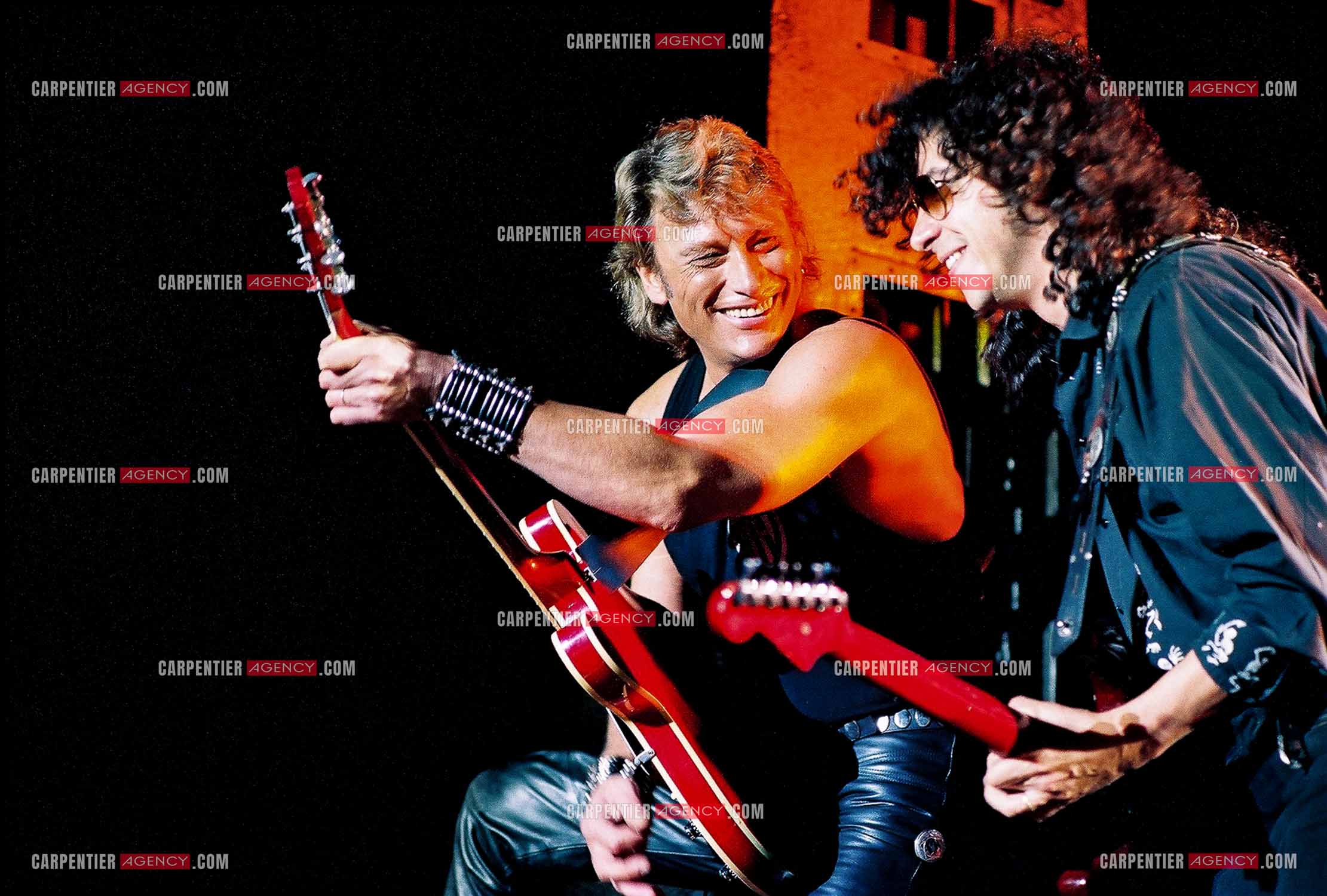 Le chanteur Johnny Hallyday en concert au Palais omnisports de Paris-Bercy du 14 septembre au 4 octobre 1992. Johnny et son guitariste Norbert Krief dit “ NONO “.                  ( Exclusif )