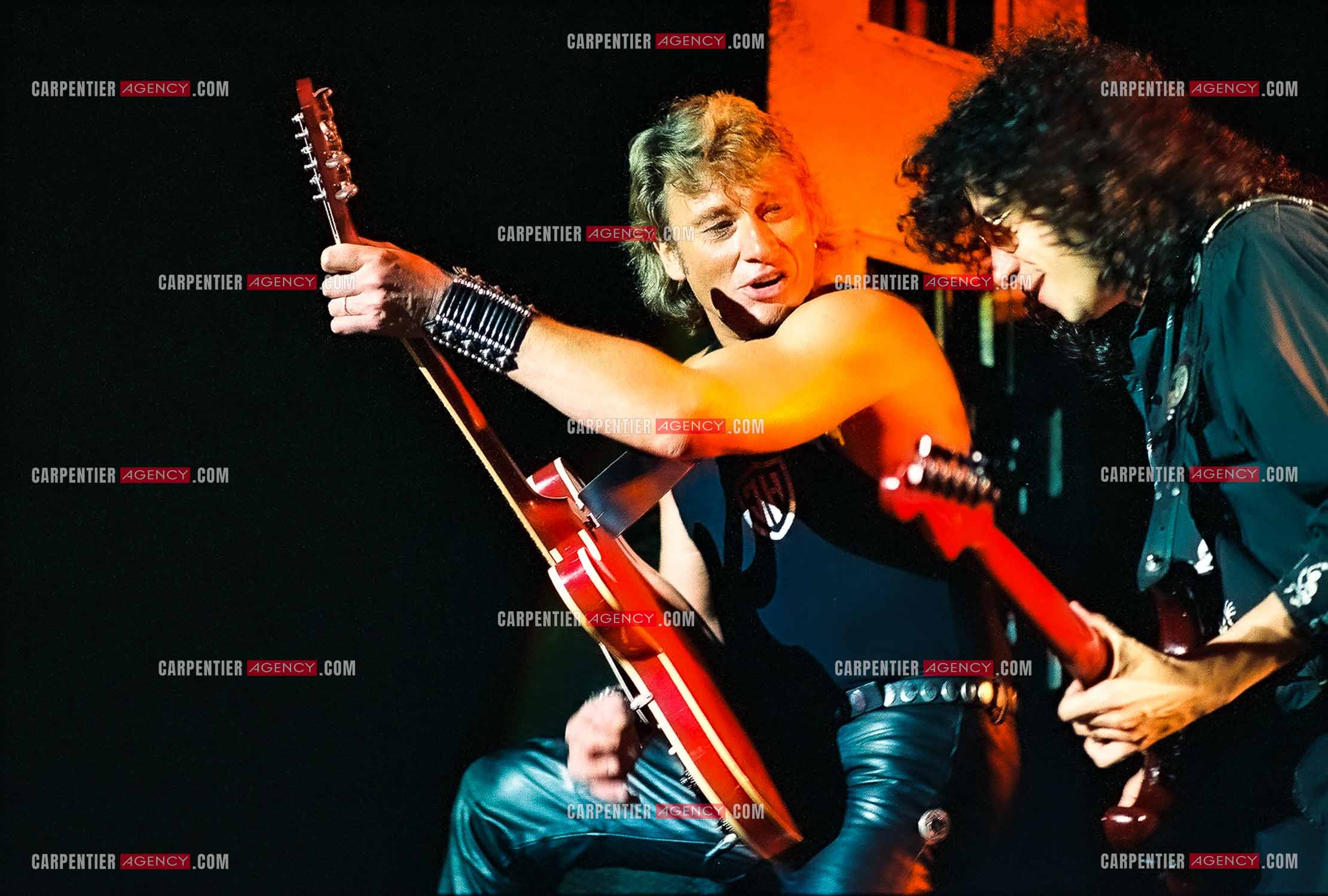 Le chanteur Johnny Hallyday en concert au Palais omnisports de Paris-Bercy du 14 septembre au 4 octobre 1992. Jonny et son guitariste Norbert Krief dit “ NONO “.                  ( Exclusif )