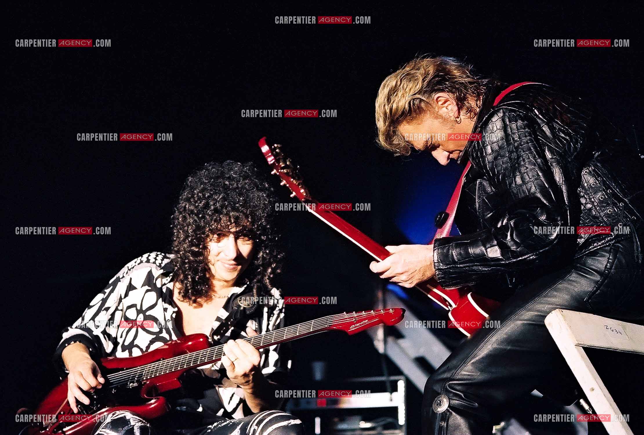 Le chanteur Johnny Hallyday en concert au Palais omnisports de Paris-Bercy du 14 septembre au 4 octobre 1992. Johnny et son guitariste Norbert Krief dit “ NONO “.                  ( Exclusif )