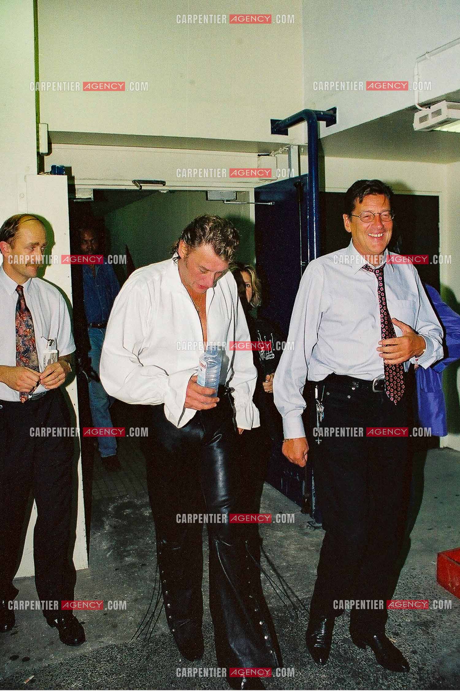 Le chanteur Johnny Hallyday en concert au Palais omnisports de Paris-Bercy du 14 septembre au 4 octobre 1992. Johnny entrant en scène accompagné de son producteur Jean-Claude Camus et de son docteur dit “DOC“.       ( Exclusif )