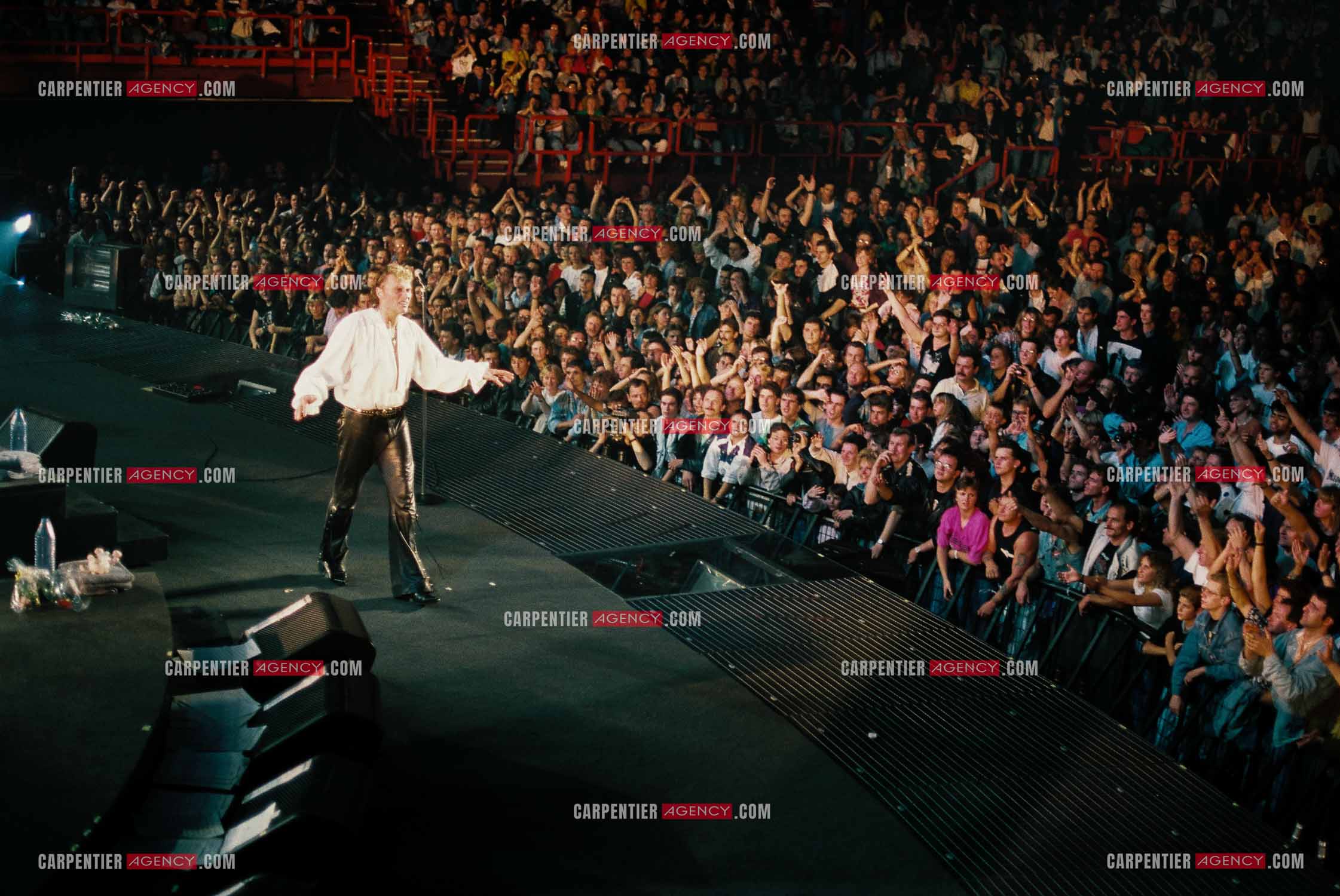Le chanteur Johnny Hallyday salut son public a la fin d'un concert aa POPB de Paris  Bercy en 1992.    ( Exclusif )