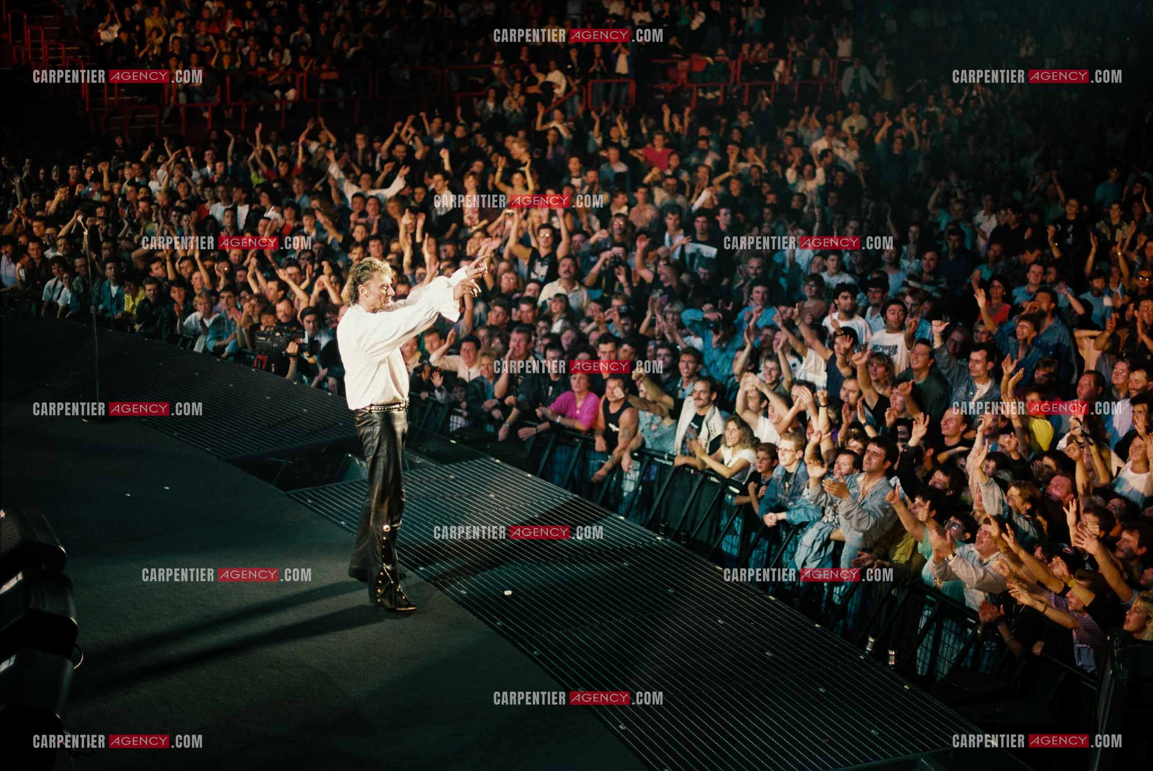 Le chanteur Johnny Hallyday salut son public a la fin d'un concert aa POPB de Paris  Bercy en 1992.    ( Exclusif )