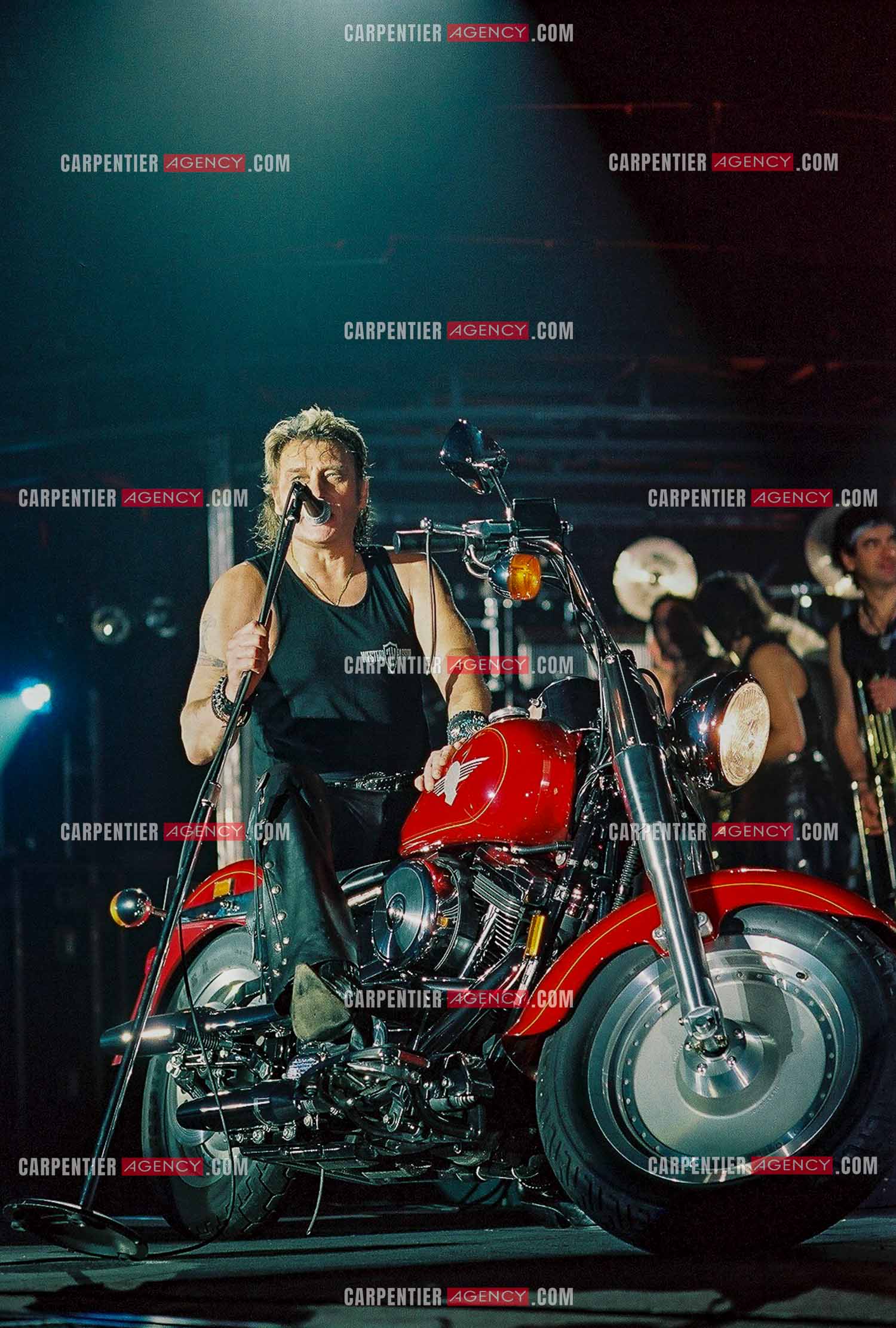 Le chanteur Johnny Hallyday en concert au Palais omnisports de Paris-Bercy du 14 septembre au 4 octobre 1992. Chaque soir, lorsque Johnny interprètait la chanson “ Gabrielle “ il le faisait sur une Harley Davidson.       ( Exclusif )