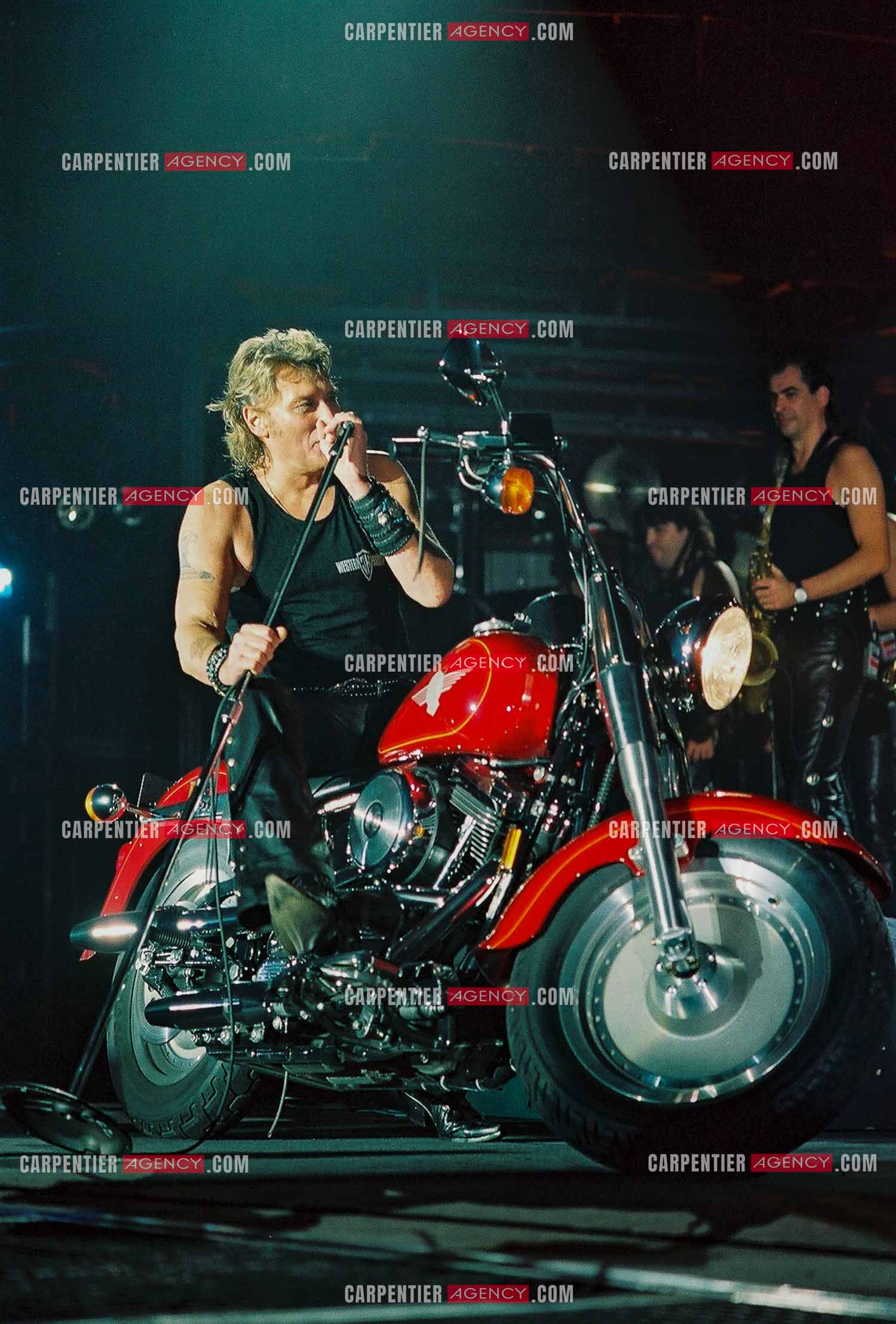 Le chanteur Johnny Hallyday en concert au Palais omnisports de Paris-Bercy du 14 septembre au 4 octobre 1992. Chaque soir, lorsque Johnny interprètait la chanson “ Gabrielle “ il le faisait sur une Harley Davidson.       ( Exclusif )
