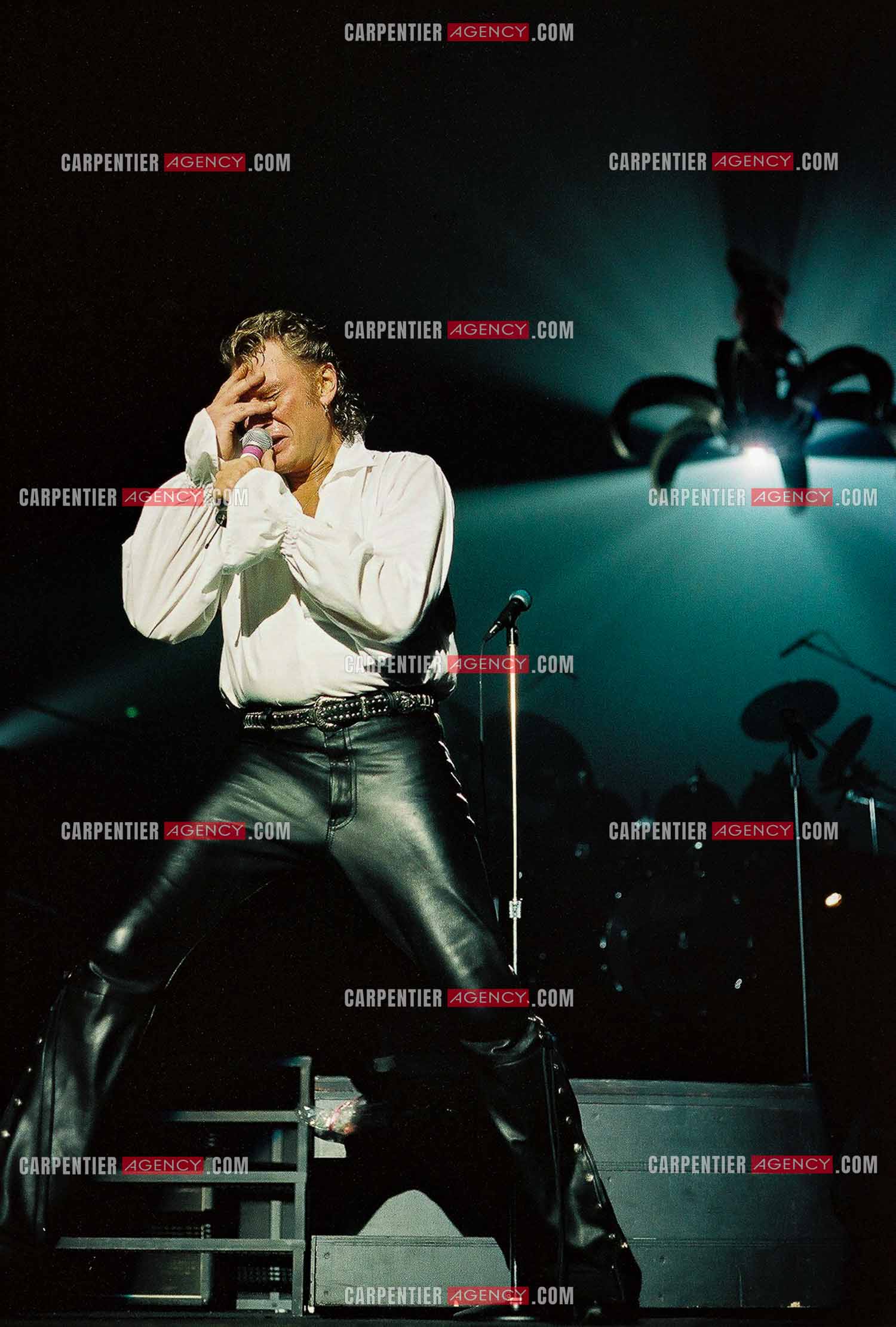 Le chanteur Johnny Hallyday en concert au Palais omnisports de Paris-Bercy du 14 septembre au 4 octobre 1992. Final du concert sur le titre “ Poème sur la 7 éme “ en étant happé par les griffes d'une grue.       ( Exclusif )